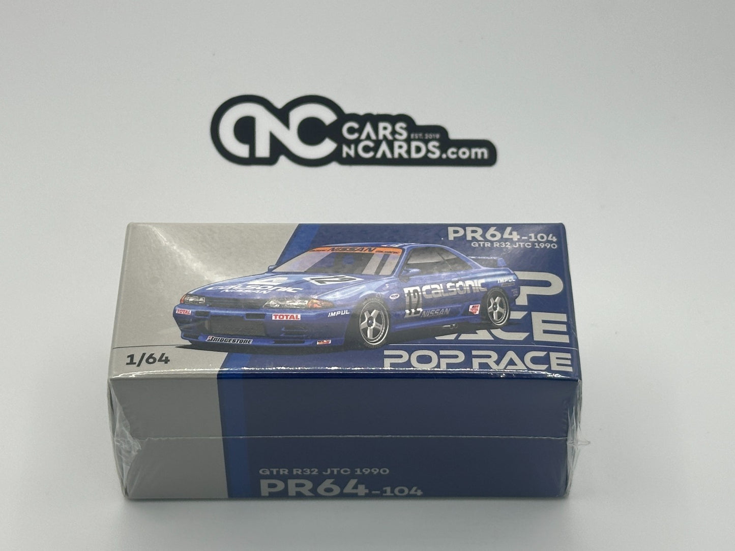 POPRACE 1:64 Nissan Skyline GT-R R32 JTC 1990 Calsonic #12 PR640104