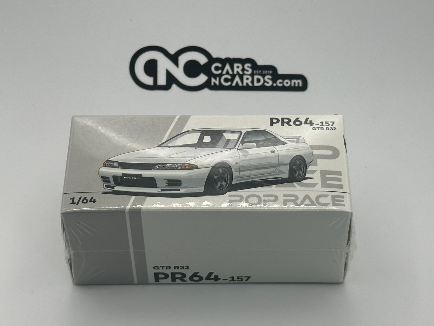 POPRACE 1:64 NISSAN SKYLINE GT-R R32 - CRYSTAL WHITE PR640157