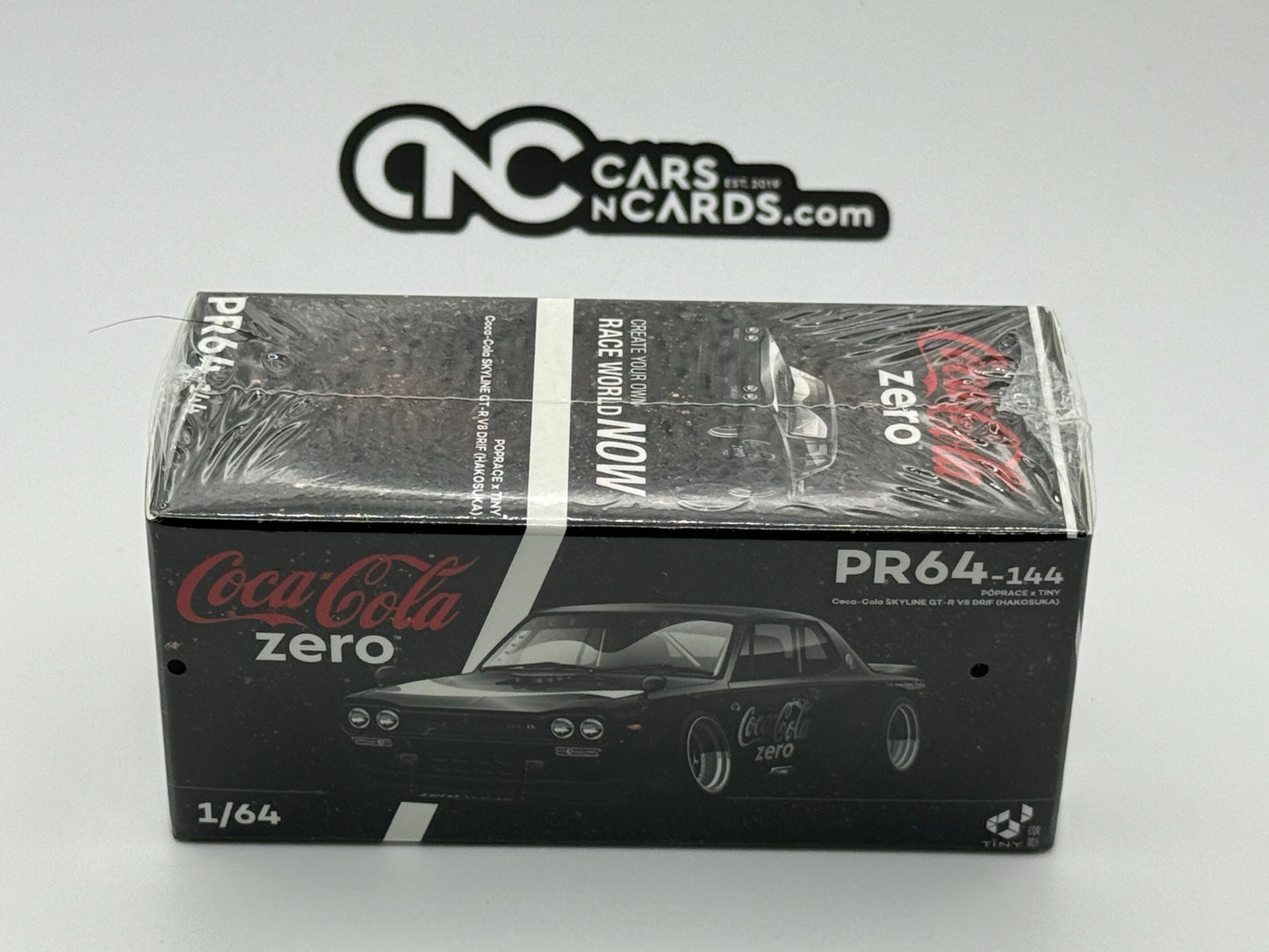 POPRACE 1:64 SKYLINE GT-R V8 DRIFT HAKOSUKA COCA COLA ZERO CHROME BLACK PR640144