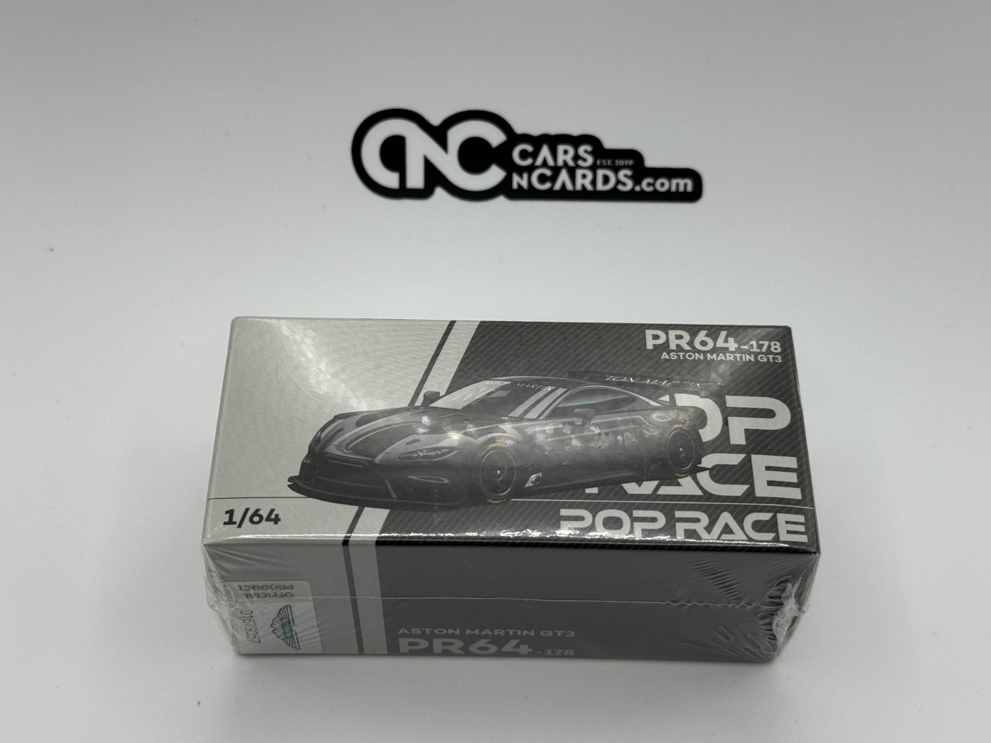 POPRACE 1:64 ASTON MARTIN VANTAGE GT3 - CARBON EDITION PR640178