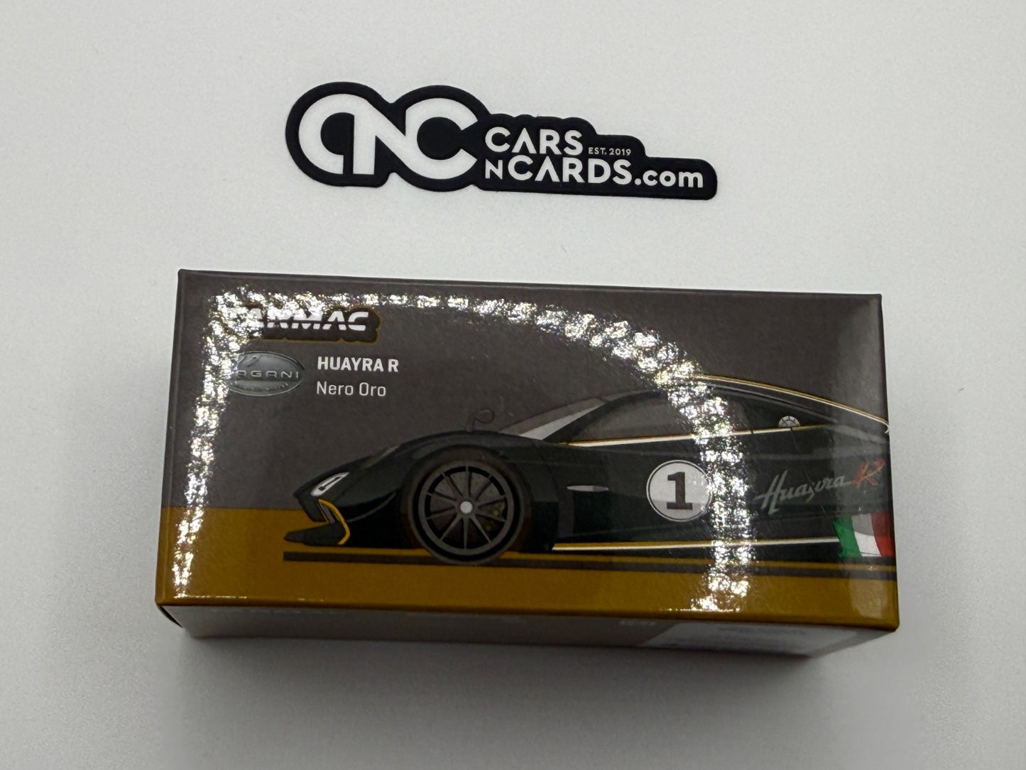 Tarmac Works Global64 Pagani Huayra R Nero Oro Open Box