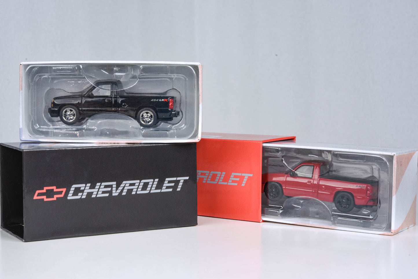 (PRE-ORDER) PARA64 1:64 2006 Chevrolet Silverado Single Cab Onyx Red PB-55832