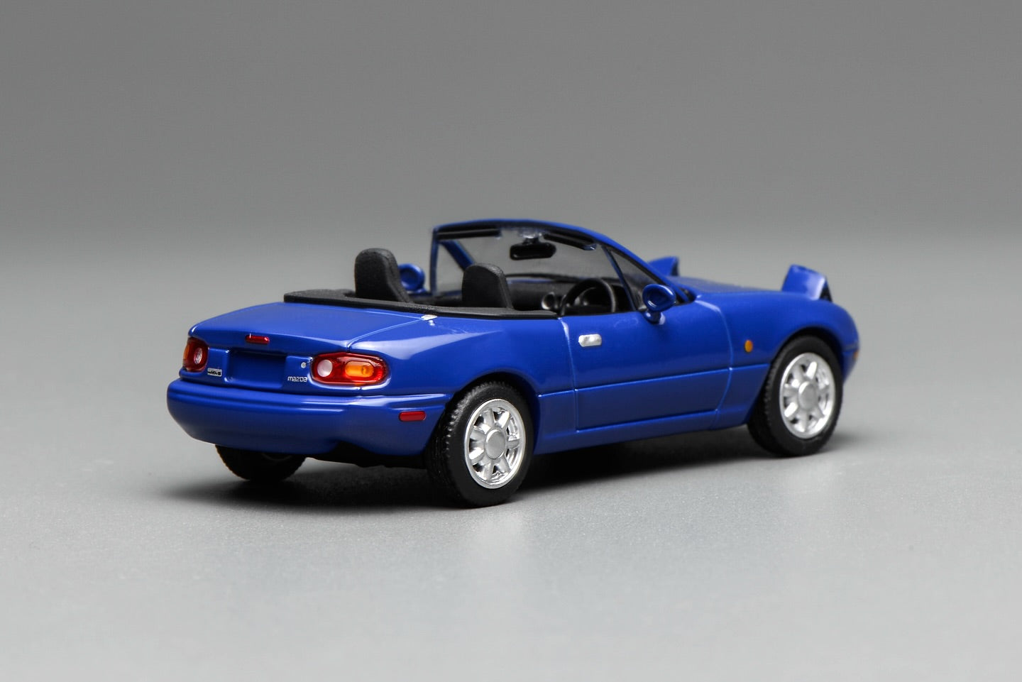 (PRE-ORDER) Motorhelix 1:64 Mazda MX-5 (NA) Laguna Blue LHD M60202L