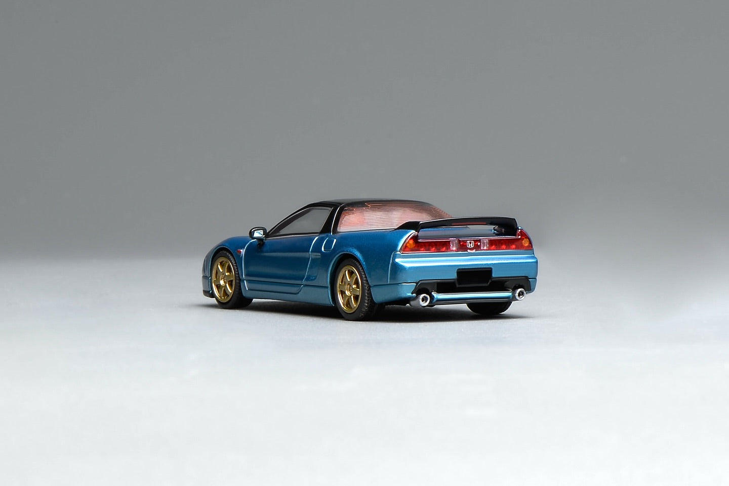 (PRE-ORDER) Motorhelix Intern Series 1:64 Honda NSX-R (NA2) Ice Blue M65503