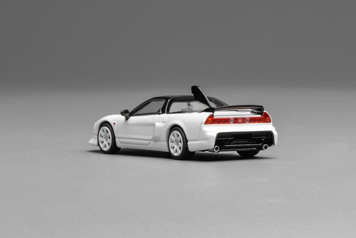 (PRE-ORDER) Motorhelix Intern Series 1:64 Honda NSX-R (GT) Champion White M65521