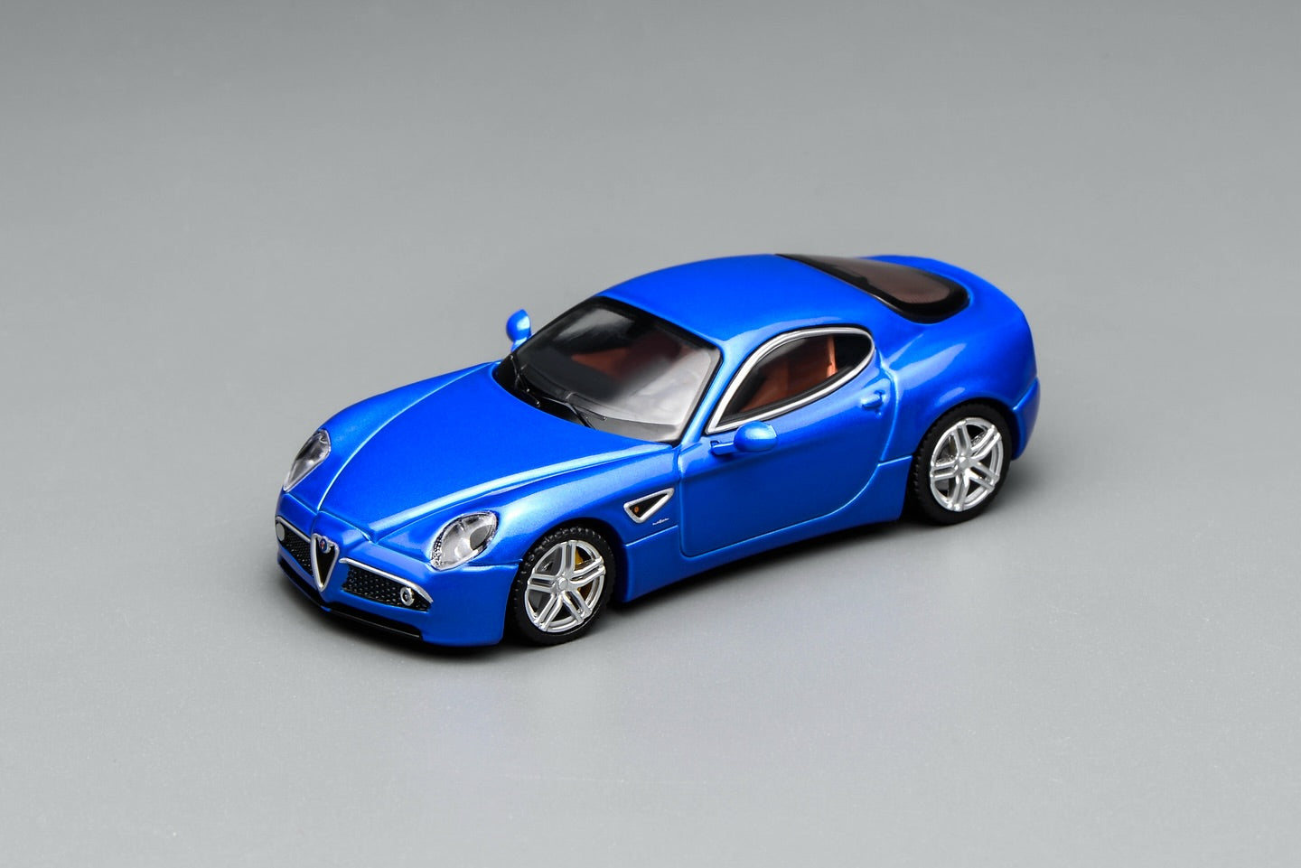 (PRE-ORDER) Motorhelix 1:64 Alfa Romeo 8C Competizione 2008 Blu Magnetico Met M69055