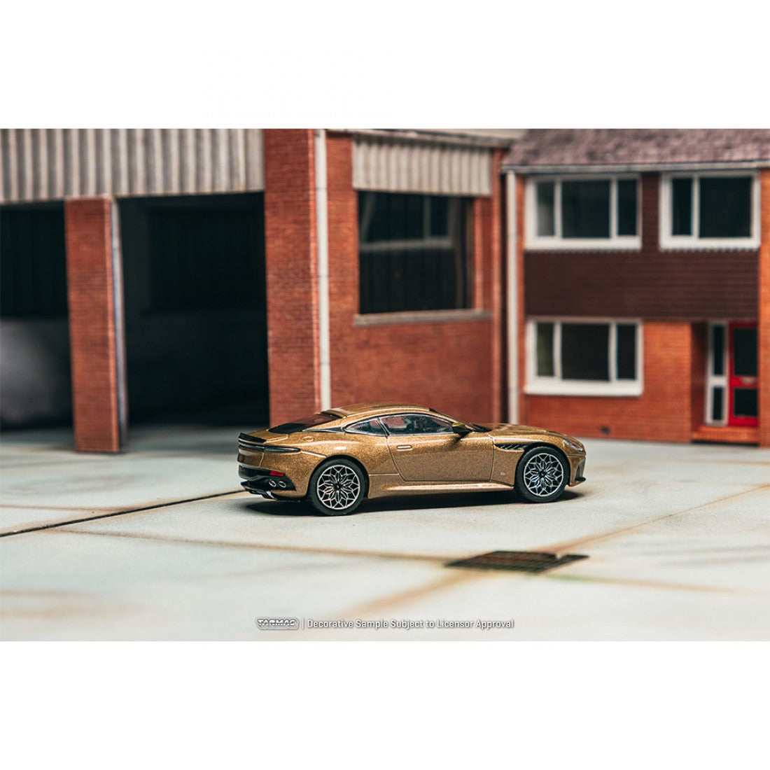 (PRE-ORDER) Tarmac Works GLOBAL64 1:64 Aston Martin DBS Superleggera Brown Metallic T64G-004-BR