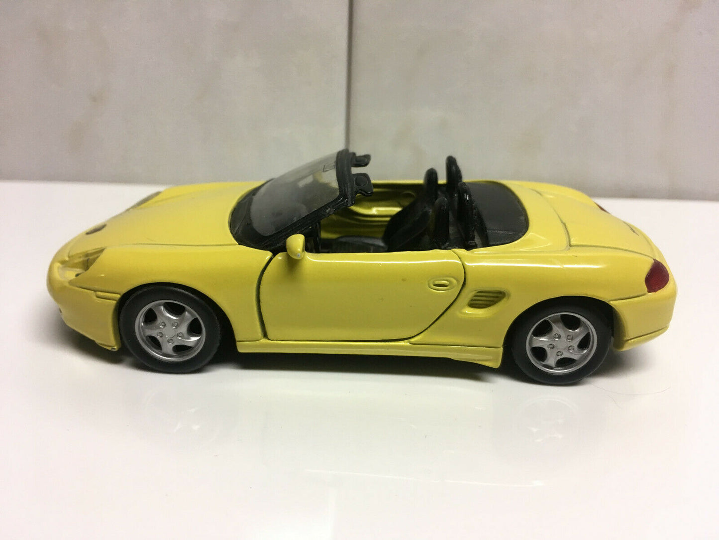 MAISTO PORSCHE BOXSTER DIE-CAST CONVERTIBLE CAR 1/36 YELLOW Good condition