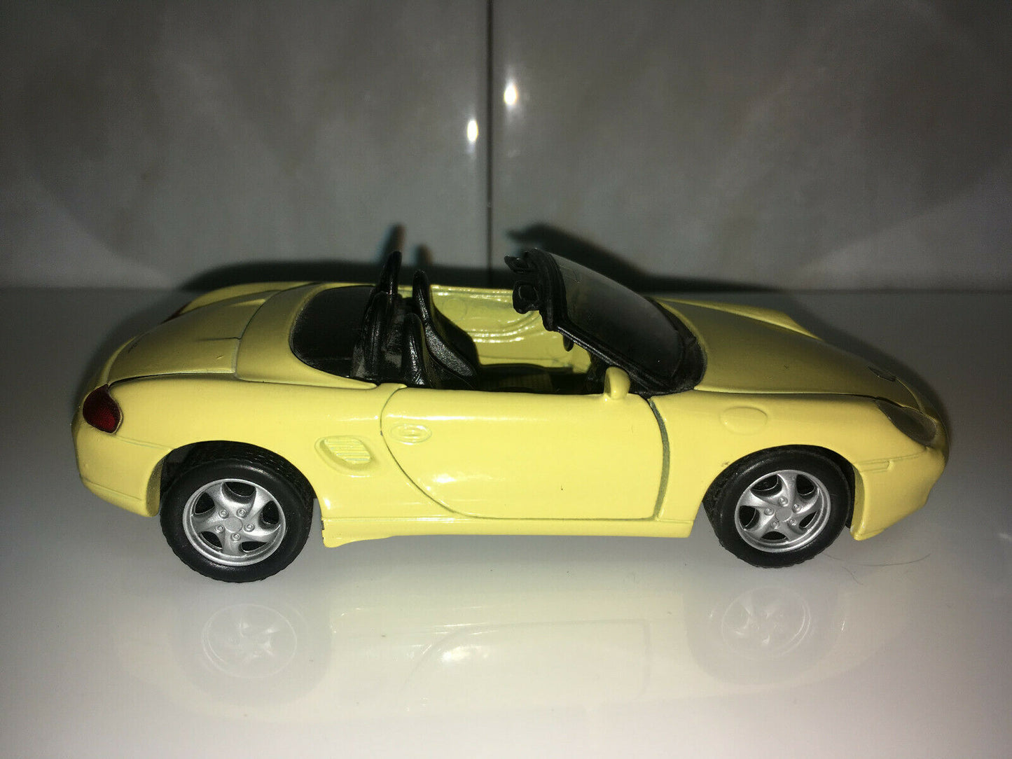 MAISTO PORSCHE BOXSTER DIE-CAST CONVERTIBLE CAR 1/36 YELLOW Good condition