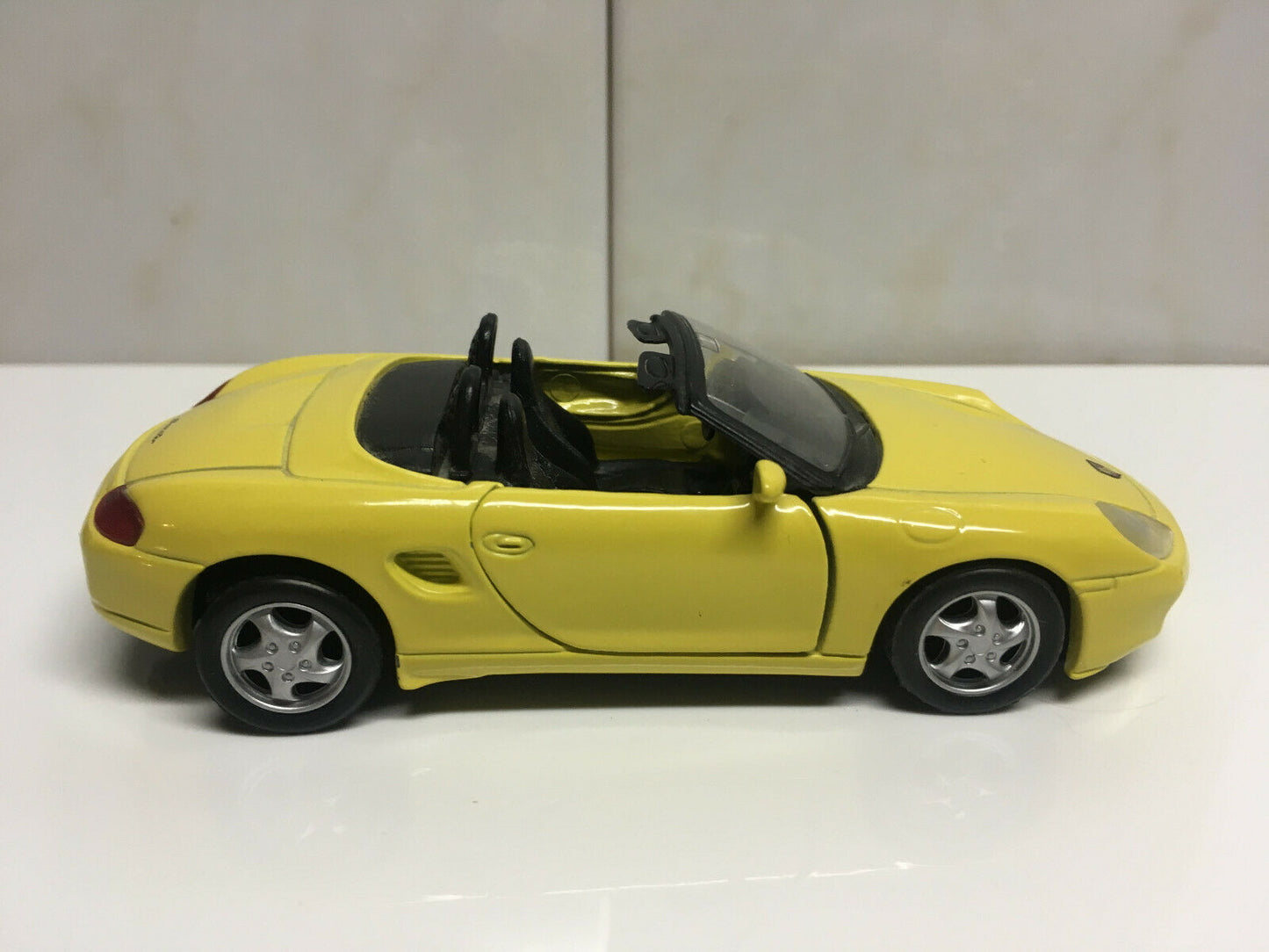 MAISTO PORSCHE BOXSTER DIE-CAST CONVERTIBLE CAR 1/36 YELLOW Good condition