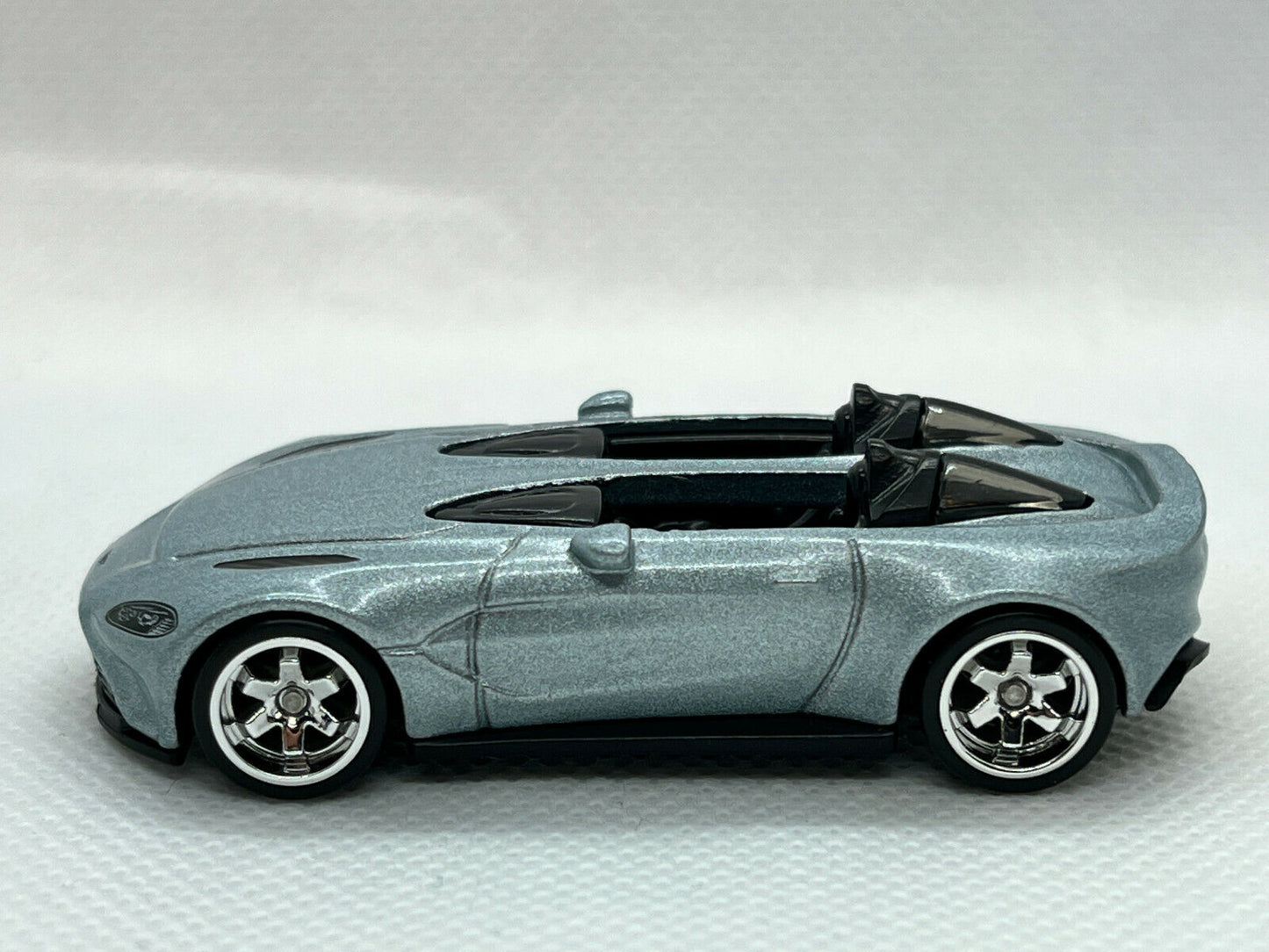 2021 Hot Wheels Aston Martin V12 Speedster Super Custom Real Riders W/Protector