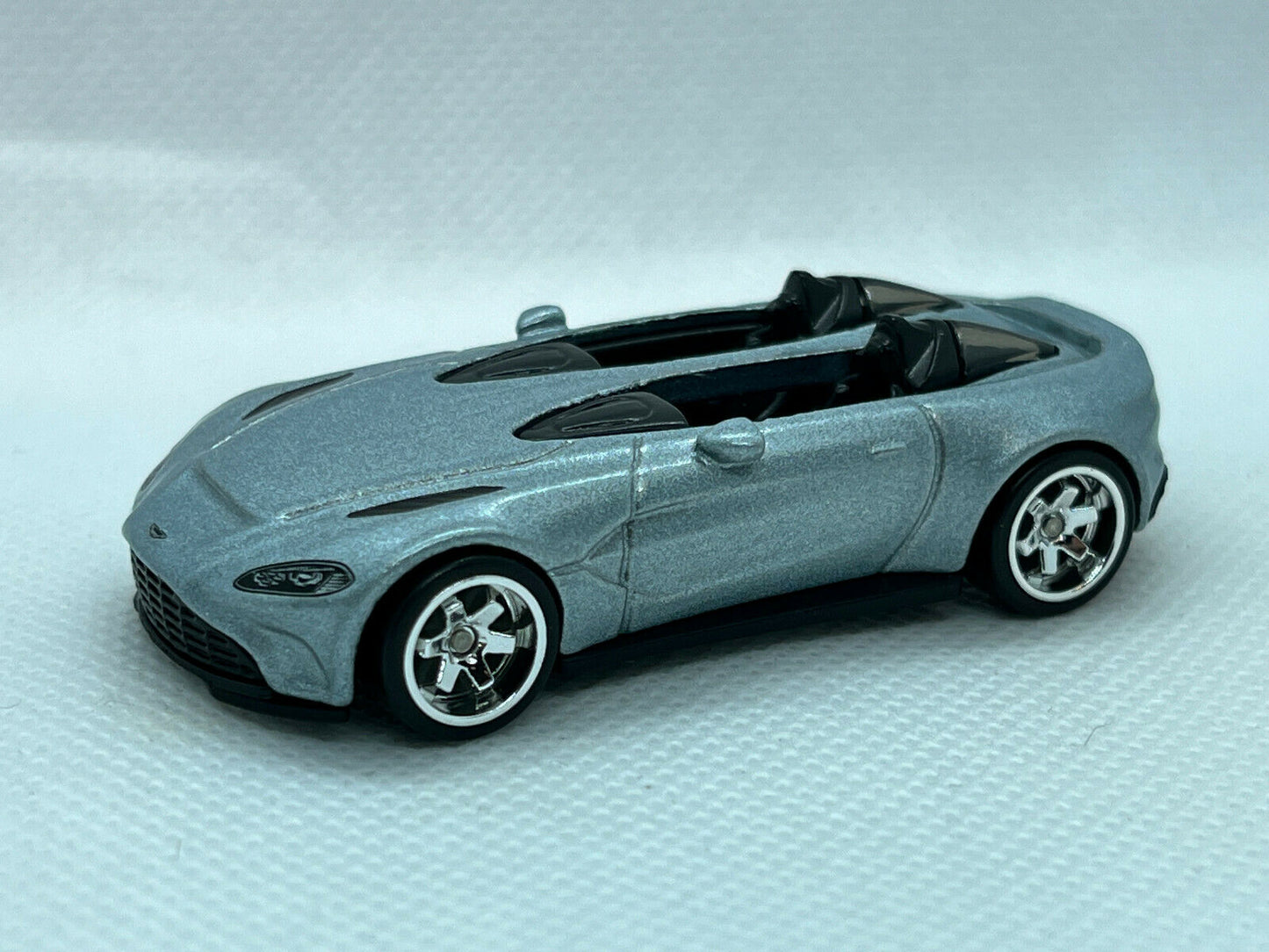 2021 Hot Wheels Aston Martin V12 Speedster Super Custom Real Riders W/Protector