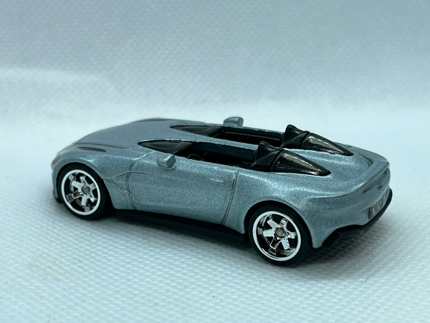 2021 Hot Wheels Aston Martin V12 Speedster Super Custom Real Riders W/Protector
