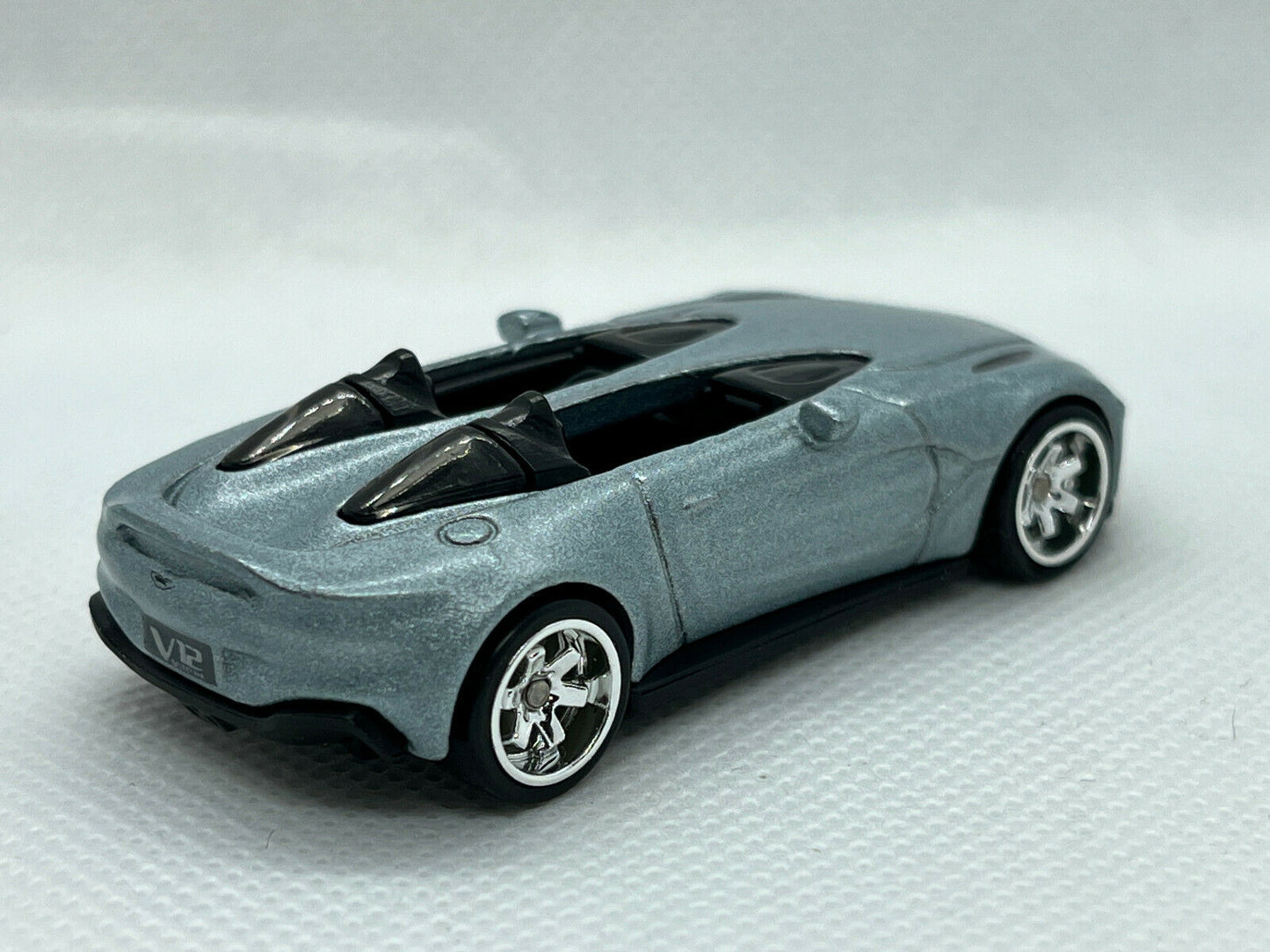 2021 Hot Wheels Aston Martin V12 Speedster Super Custom Real Riders W/Protector