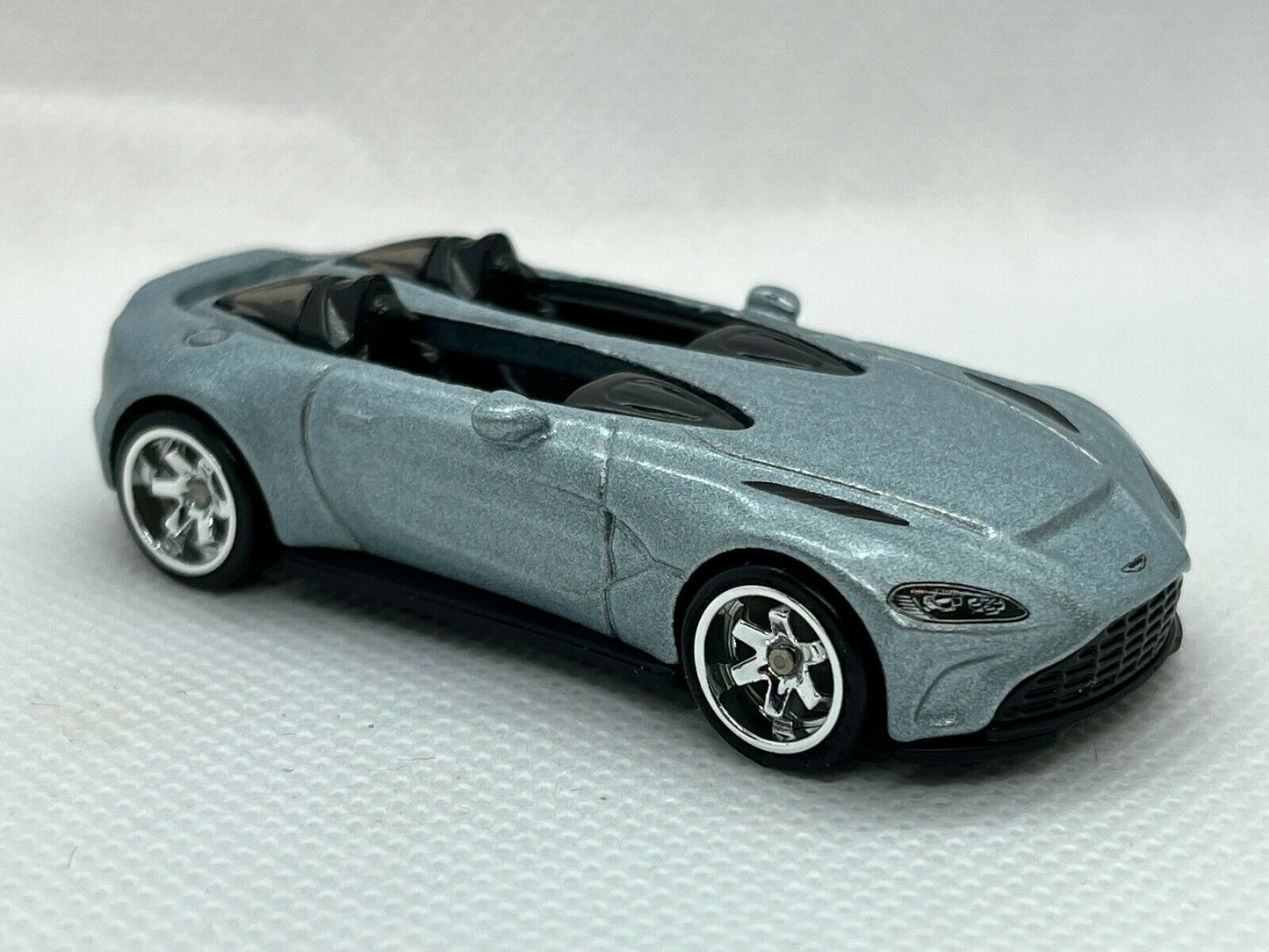 2021 Hot Wheels Aston Martin V12 Speedster Super Custom Real Riders W/Protector