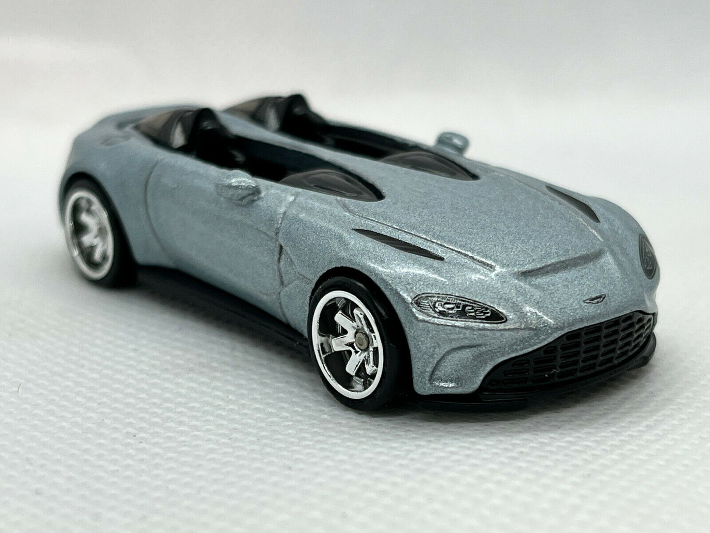 2021 Hot Wheels Aston Martin V12 Speedster Super Custom Real Riders W/Protector