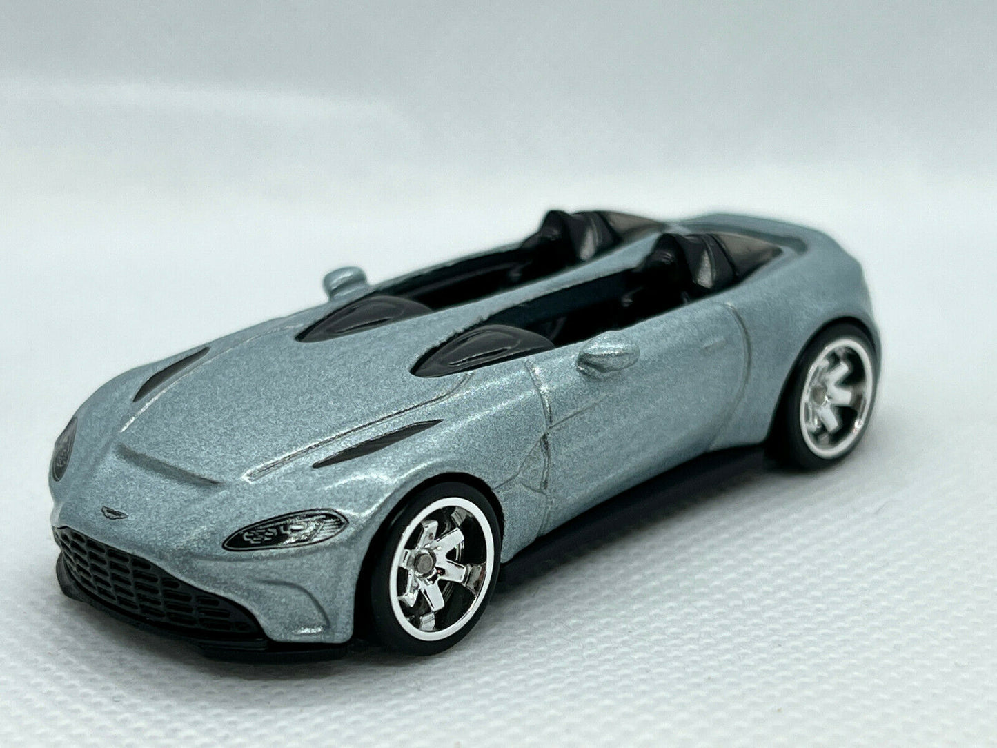 2021 Hot Wheels Aston Martin V12 Speedster Super Custom Real Riders W/Protector