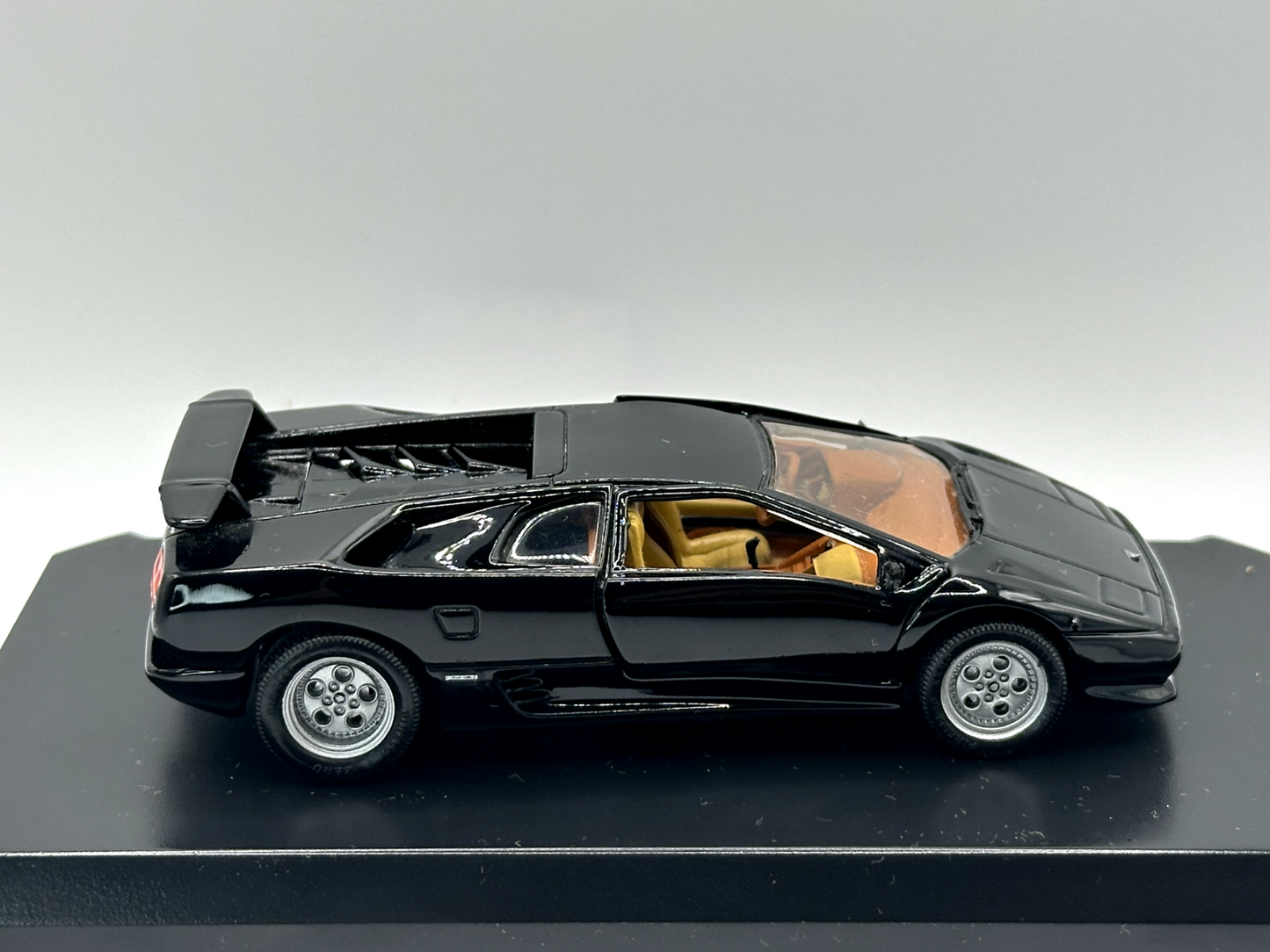 AutoART 114 Lamborghini Diablo Black 1:43 With Display Case