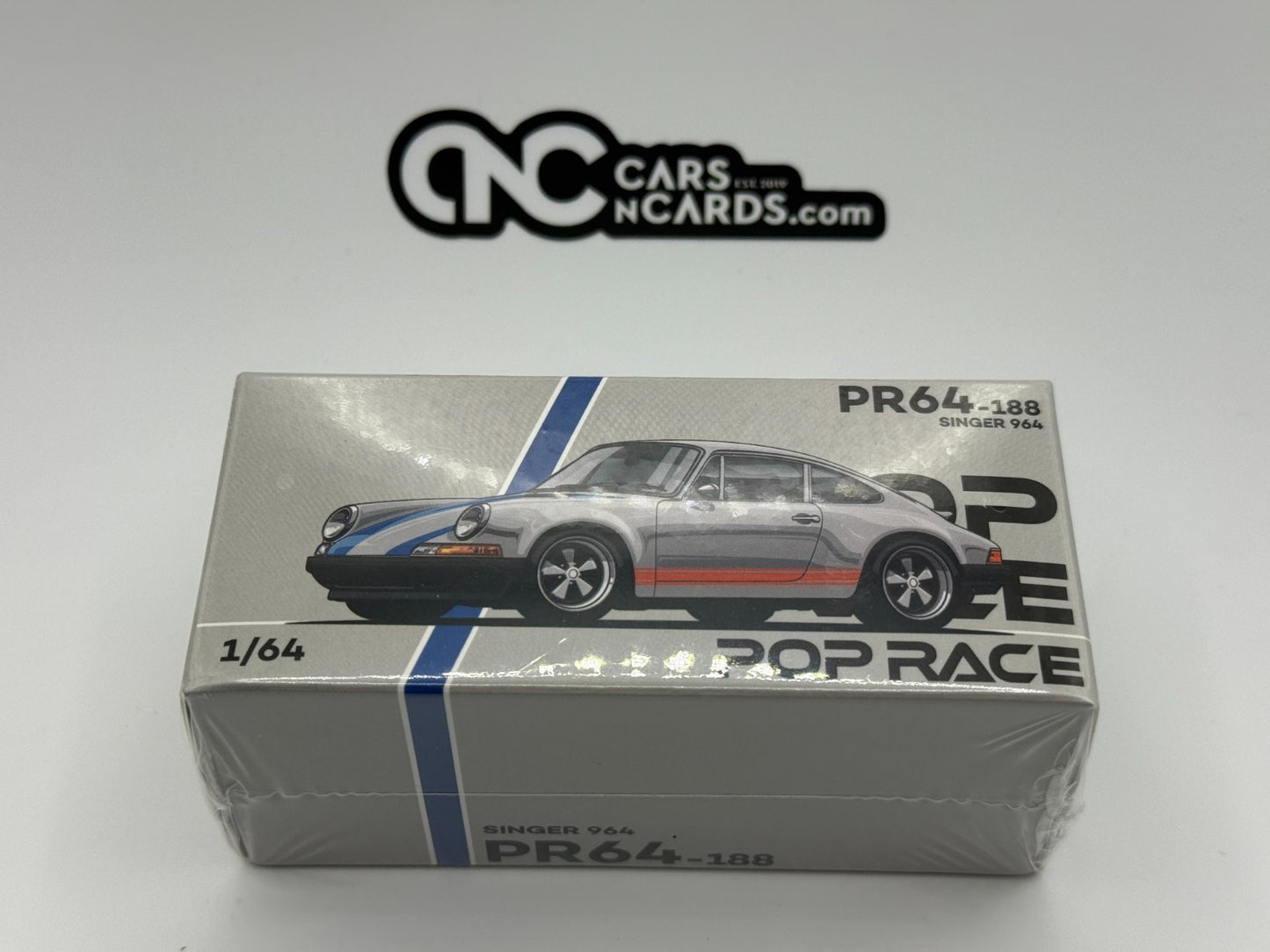 POPRACE 1:64 SINGER 964 SILVER/BLUE PR640188