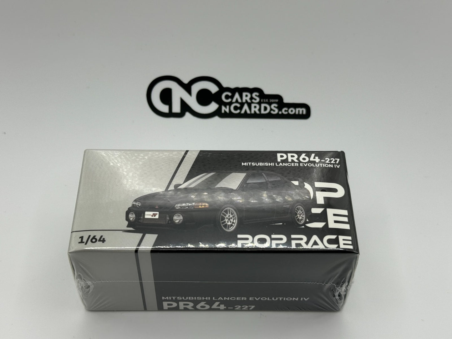 POPRACE 1:64 MITSUBISHI LANCER EVOLUTION IV - PYRENEES BLACK PEARL PR640227