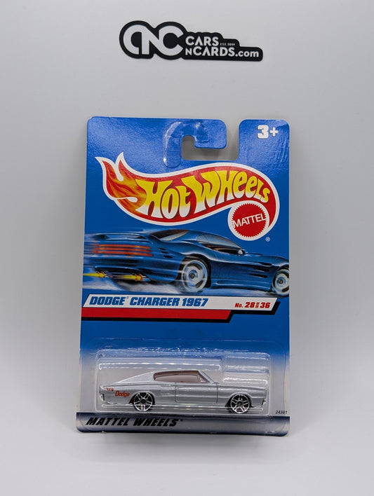2000 Hot Wheels First Editions 28/36 Dodge Charger 1967 (Card Damage)