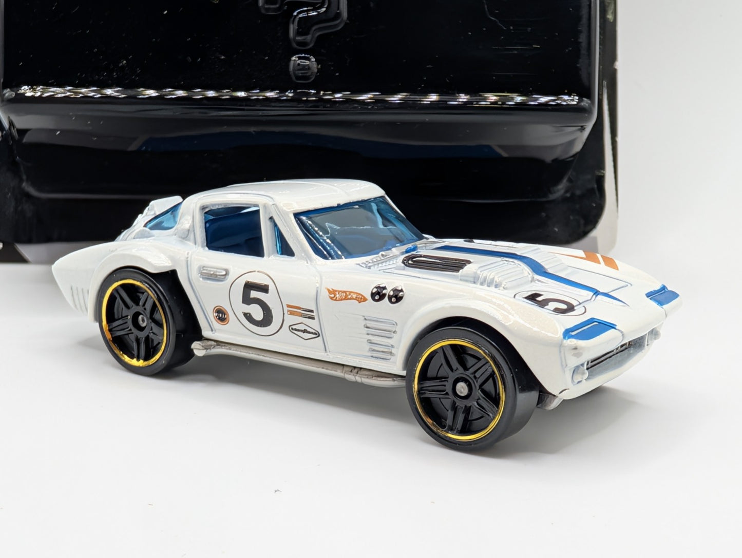 2009 Hot Wheels Mystery Cars 1/24 Corvette Grand Sport White Loose P2487