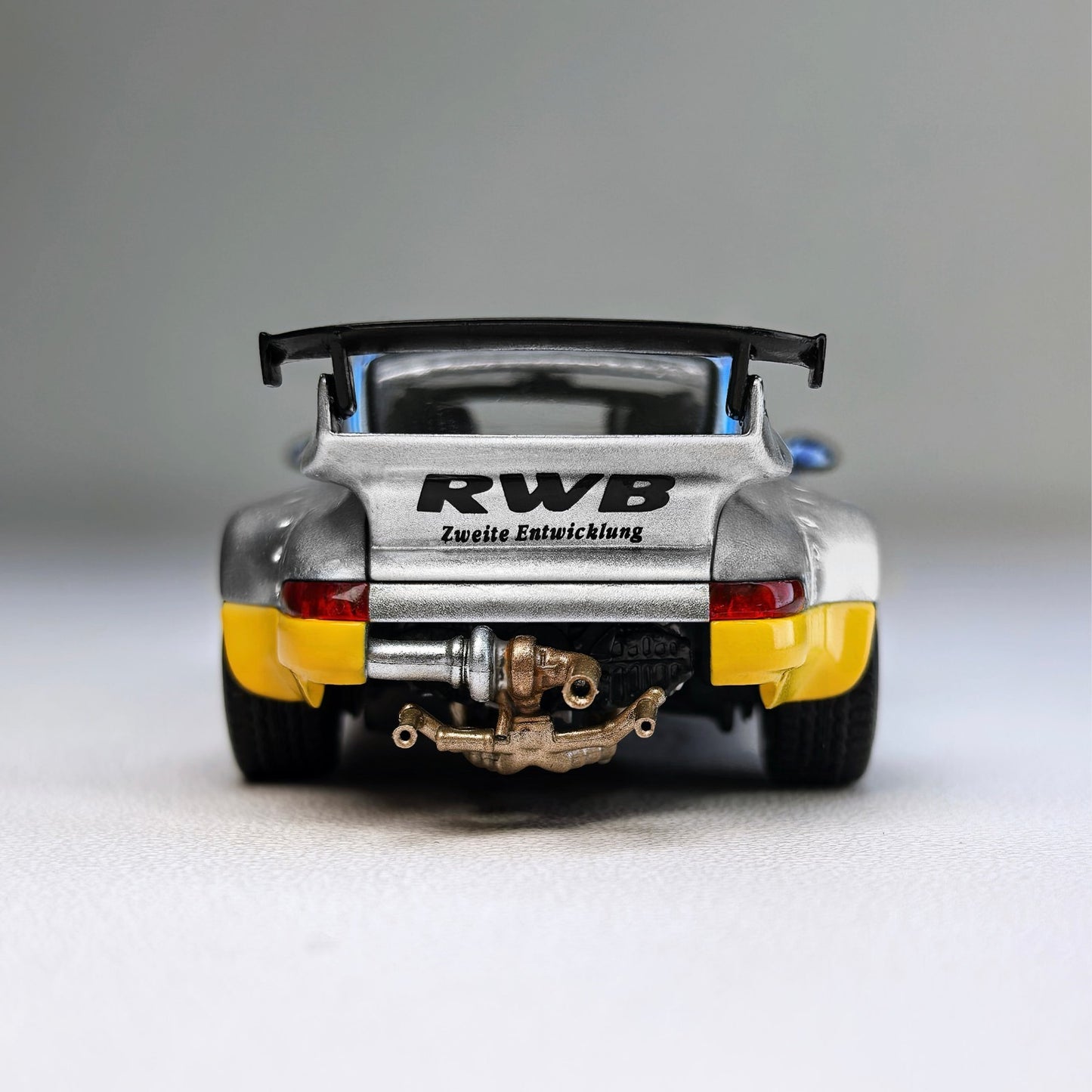 MODELMODEL 1:64 RWB 964 Ichiban Boshi #7 MM64-RWB964-002