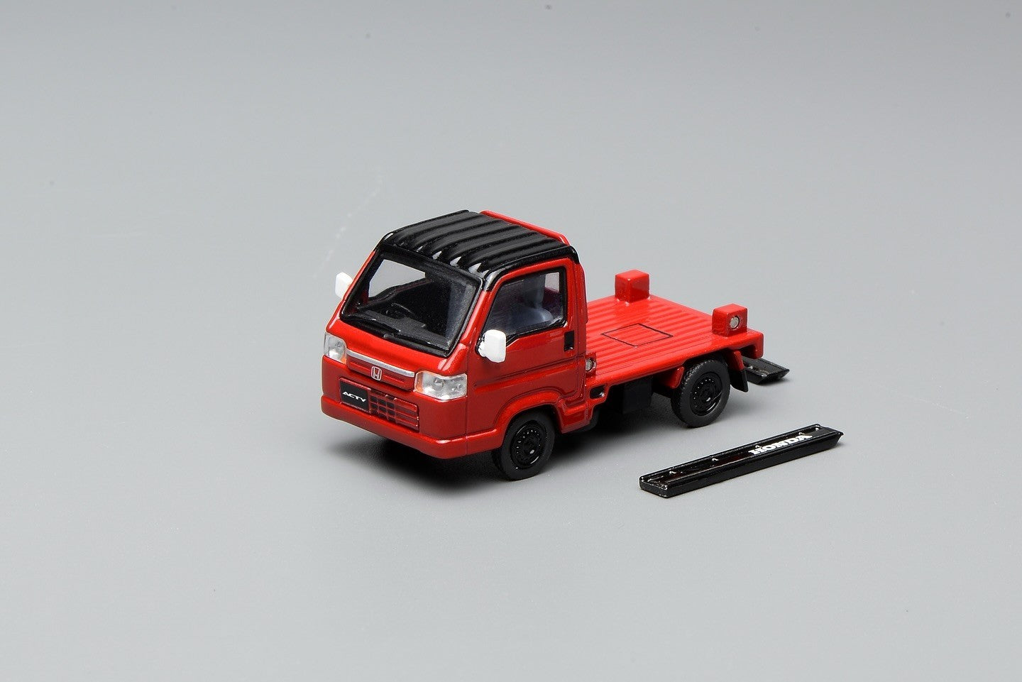 Motorhelix Intern Series 1:64 Honda ACTY Truck Flame Red x Black M65602