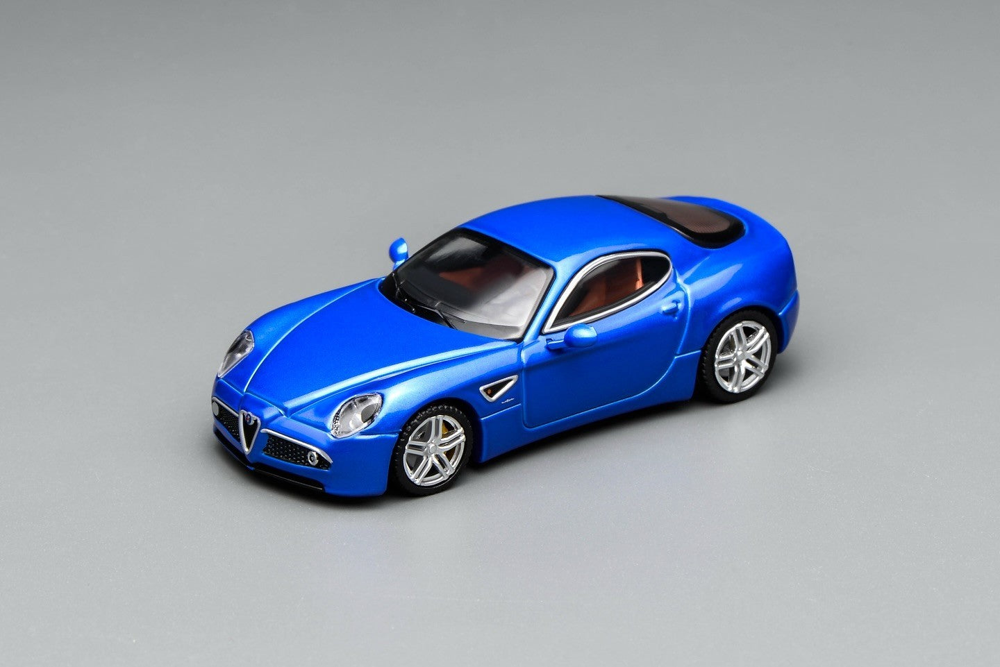 Motorhelix 1:64 Alfa Romeo 8C Competizione 2008 Blu Magnetico Met M69055