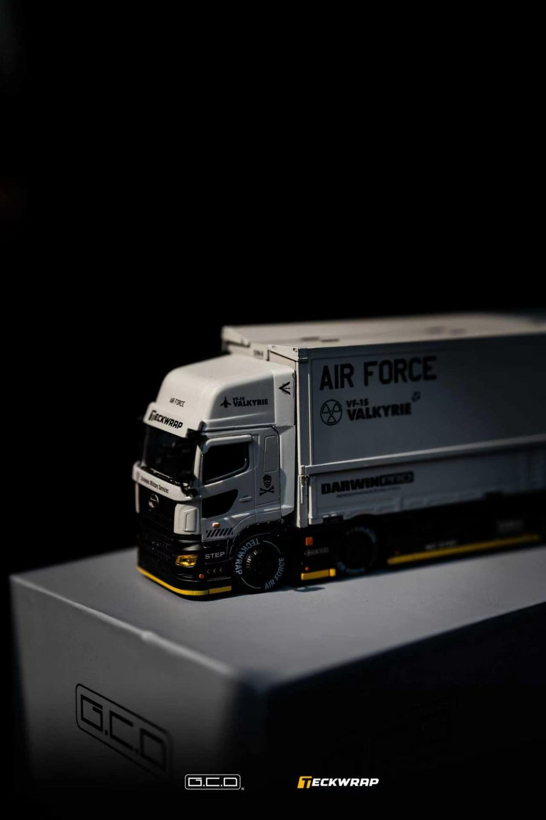 GCD 1:64 DarwinPRO & TECKWRAP Hino Profia 2018 KS-118-688