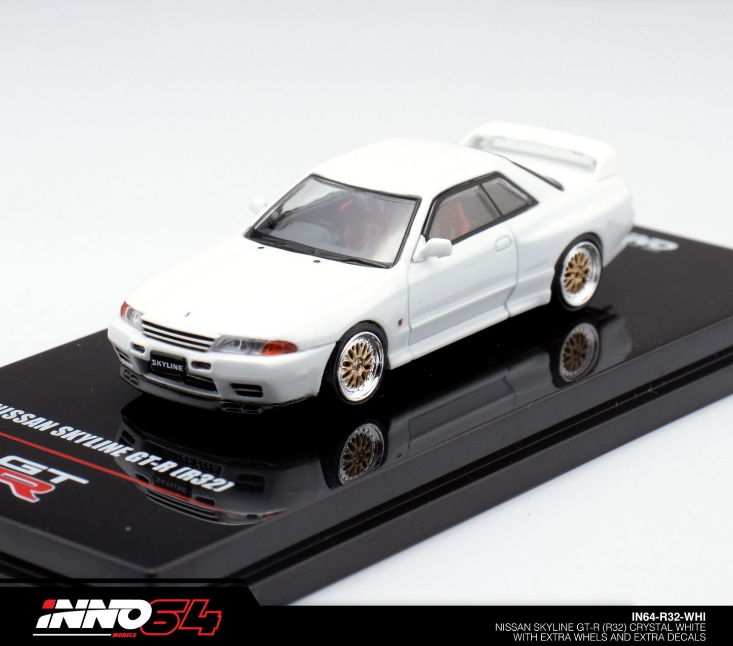 INNO64 Nissan Skyline GT-R (R32) Crystal White with Extra Wheels and Extra Decal