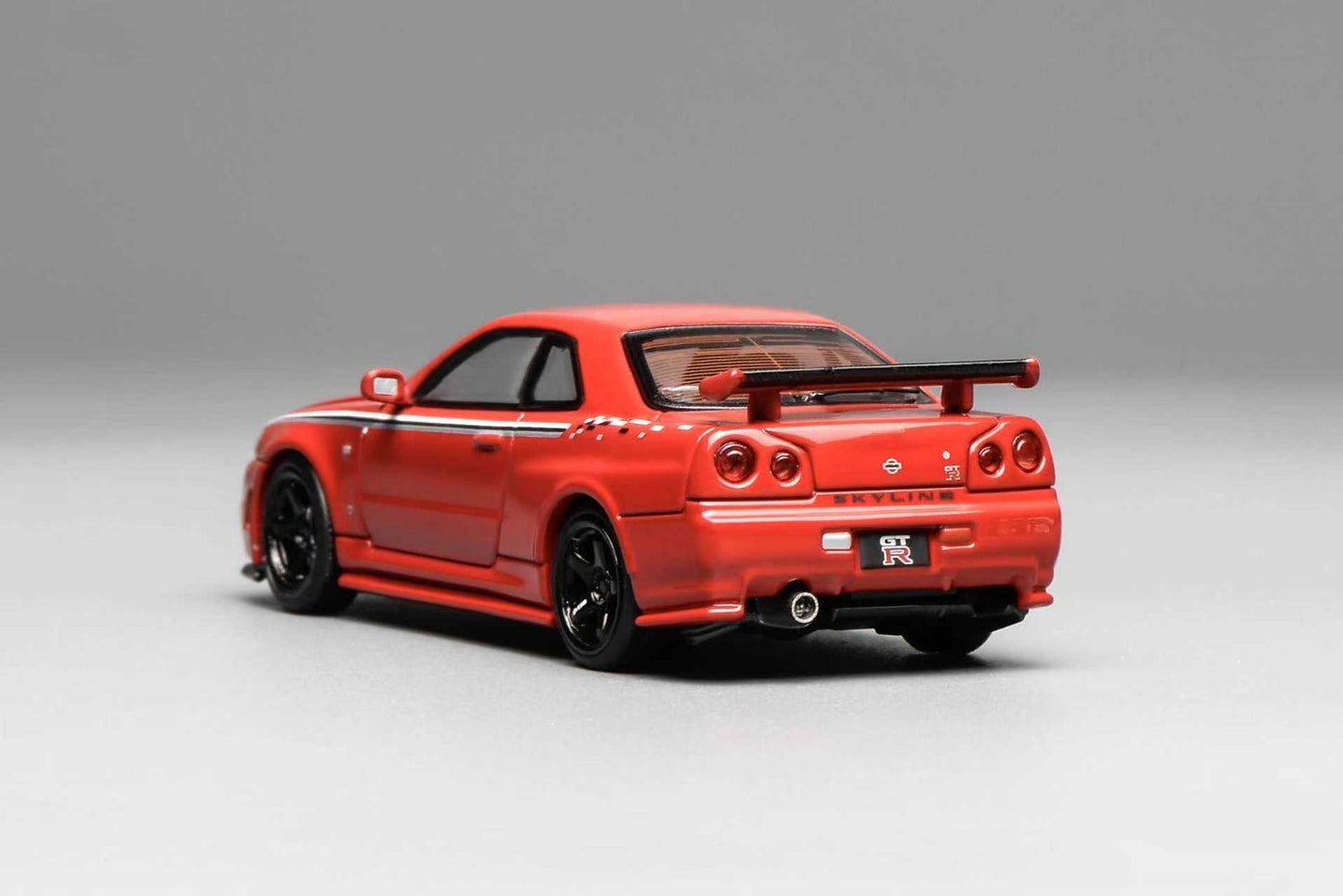 Motorhelix 1:64 NISSAN SKYLINE GT-R (R34) NISMO CUSTOMIZED RED M63420