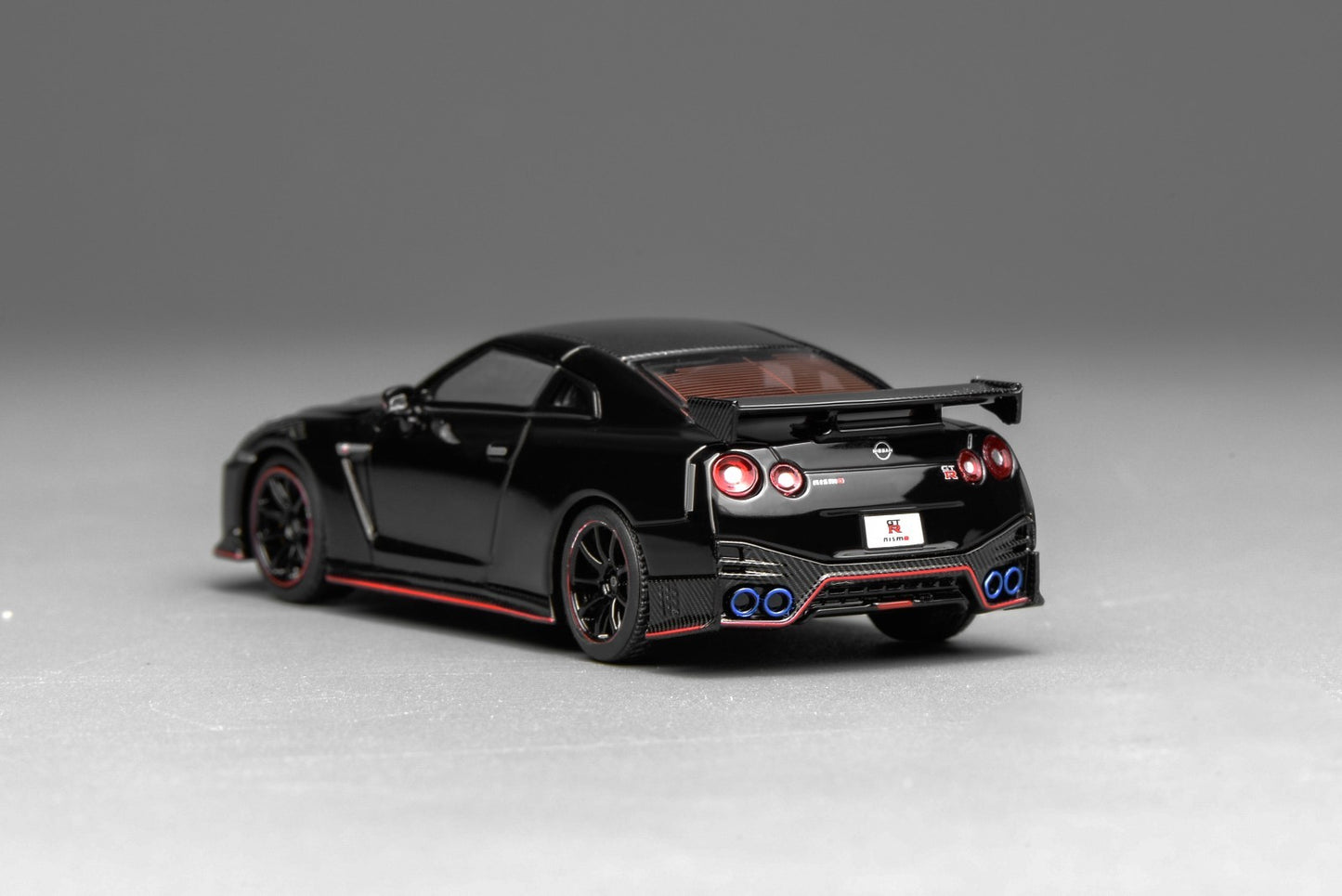 Motorhelix 1:64 Nissan GT-R NISMO (R35) Special Edition 2022 NISMO Meteor Black