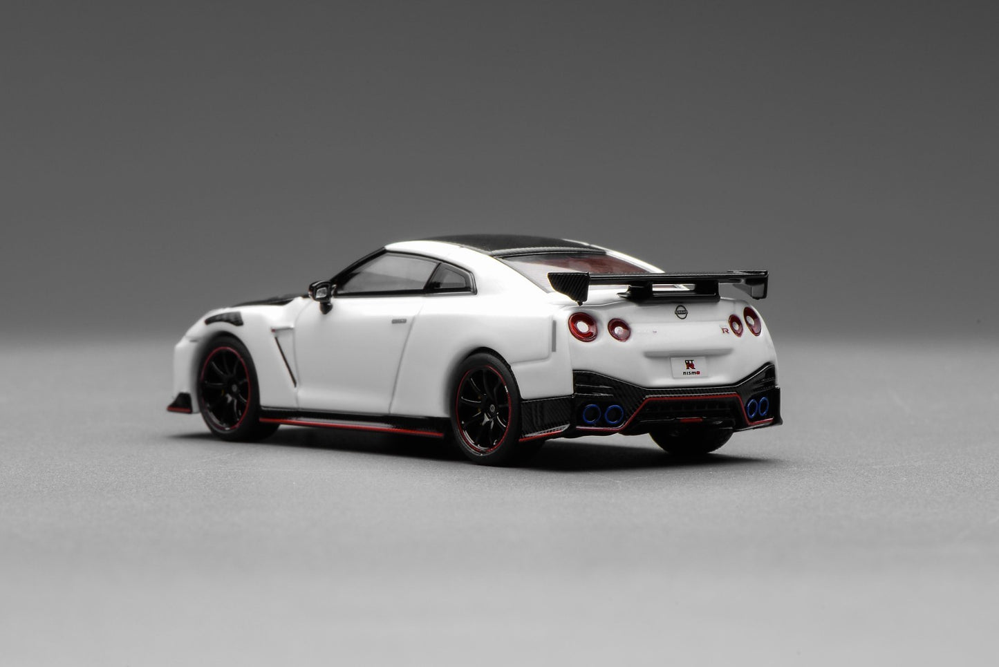 Motorhelix 1:64 Nissan GT-R NISMO (R35) Special Edition 2022 NISMO White