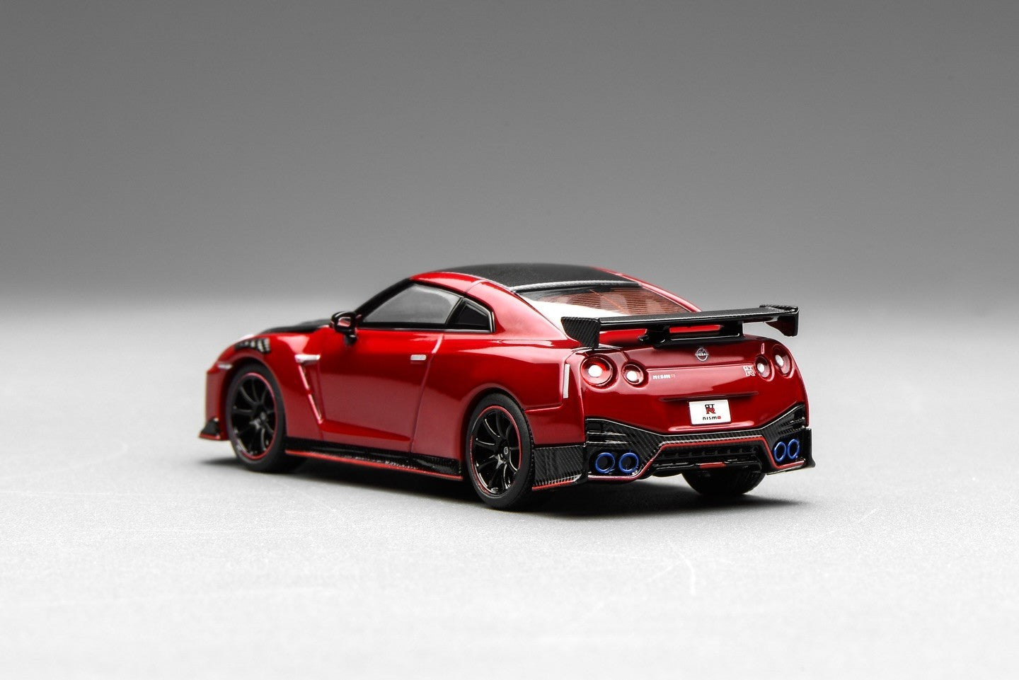 Motorhelix 1:64 Nissan GT-R NISMO (R35) Special Edition 2022 NISMO Vibrant Red