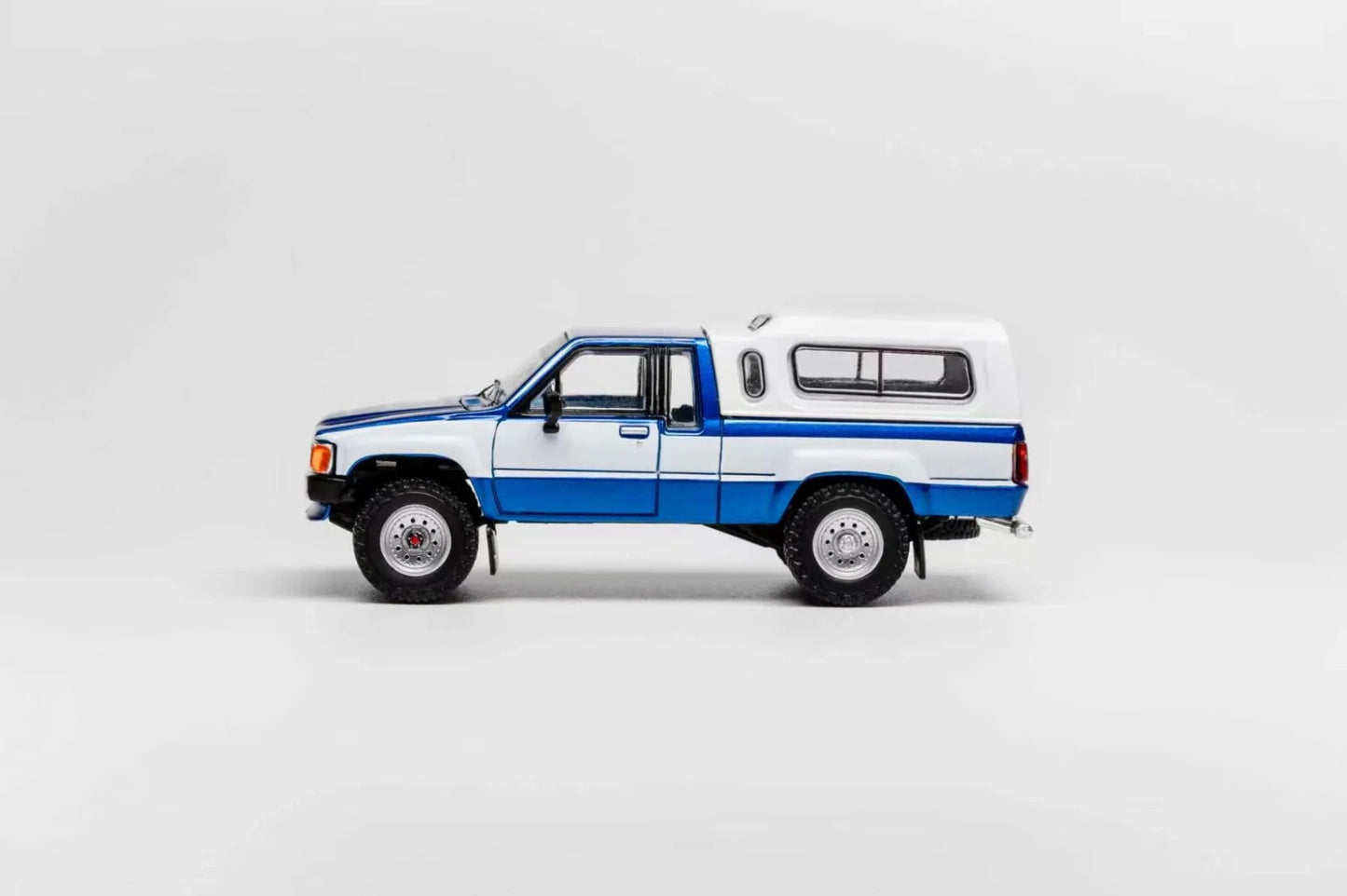 GCD 1:64 Toyota Hilux SR5 XTRA Cab 1985 (LHD) Blue KS-087-641