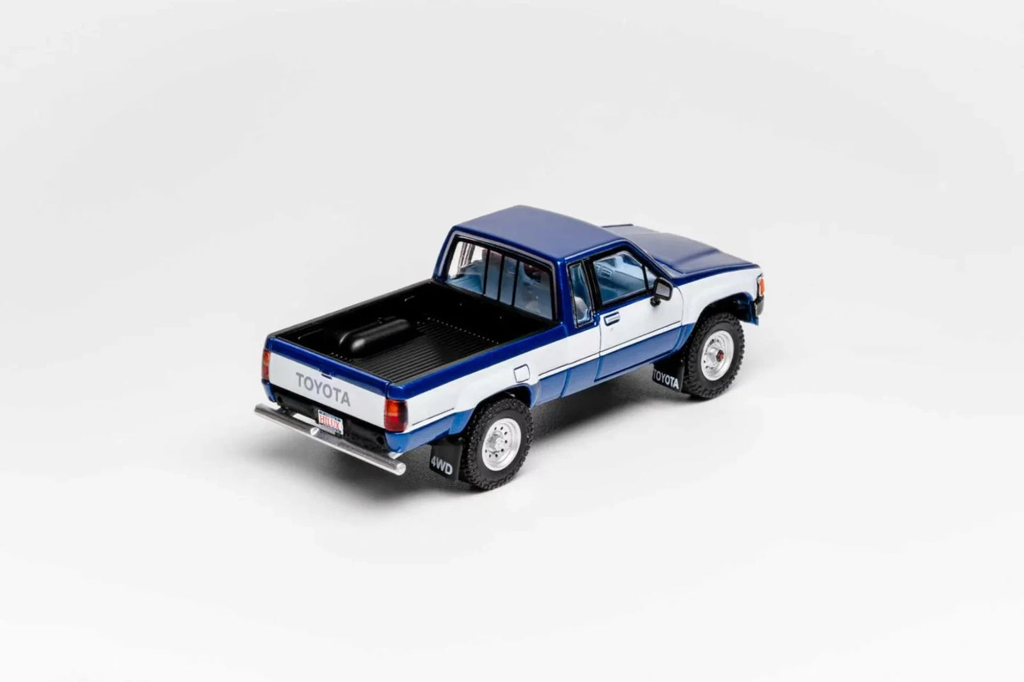 GCD 1:64 Toyota Hilux SR5 XTRA Cab 1985 (LHD) Blue KS-087-641
