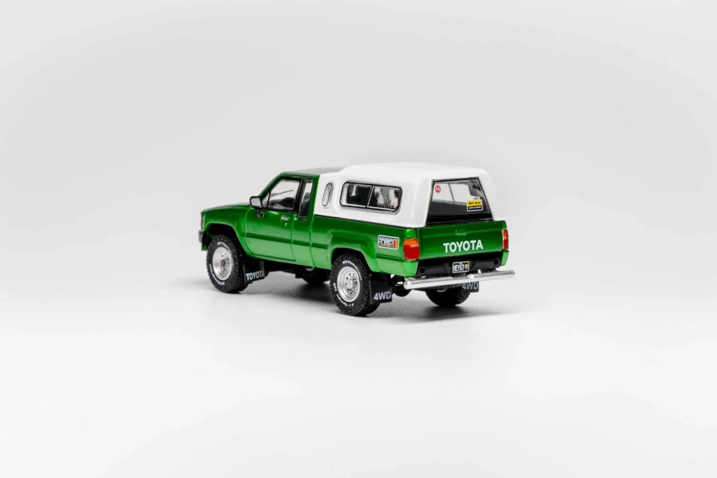 GCD 1:64 Toyota Hilux SR5 XTRA Cab 1985 (LHD) Green KS-087-643