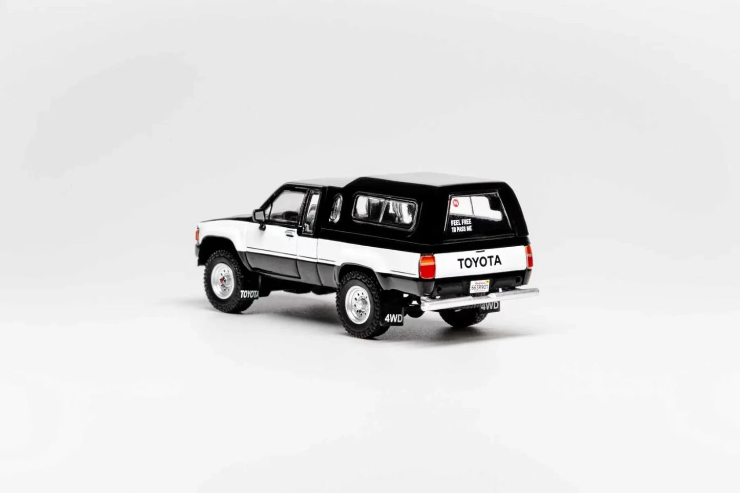 GCD 1:64 Toyota Hilux SR5 XTRA Cab 1985 (LHD) Black KS-087-642