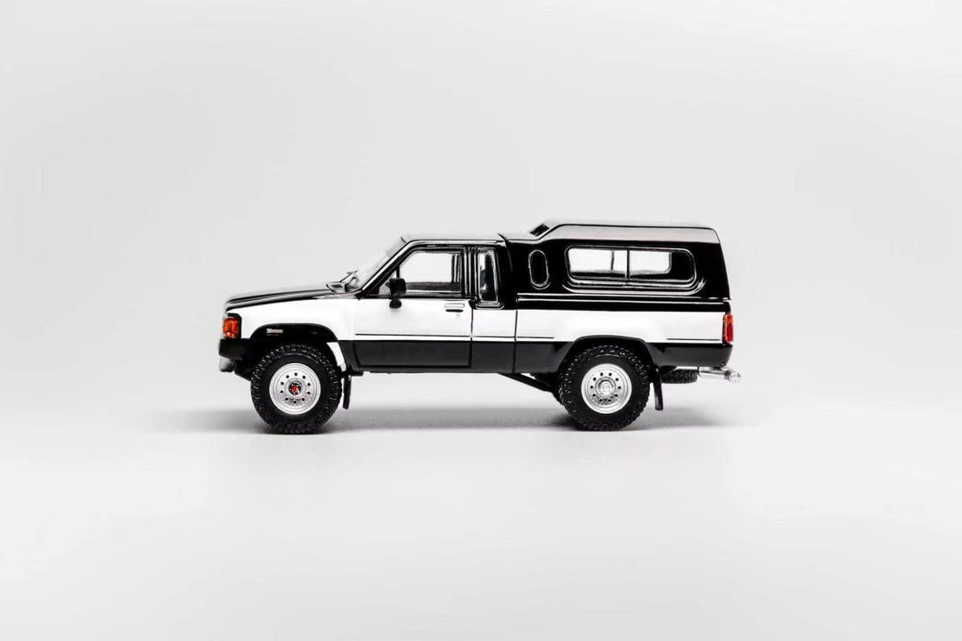 GCD 1:64 Toyota Hilux SR5 XTRA Cab 1985 (LHD) Black KS-087-642