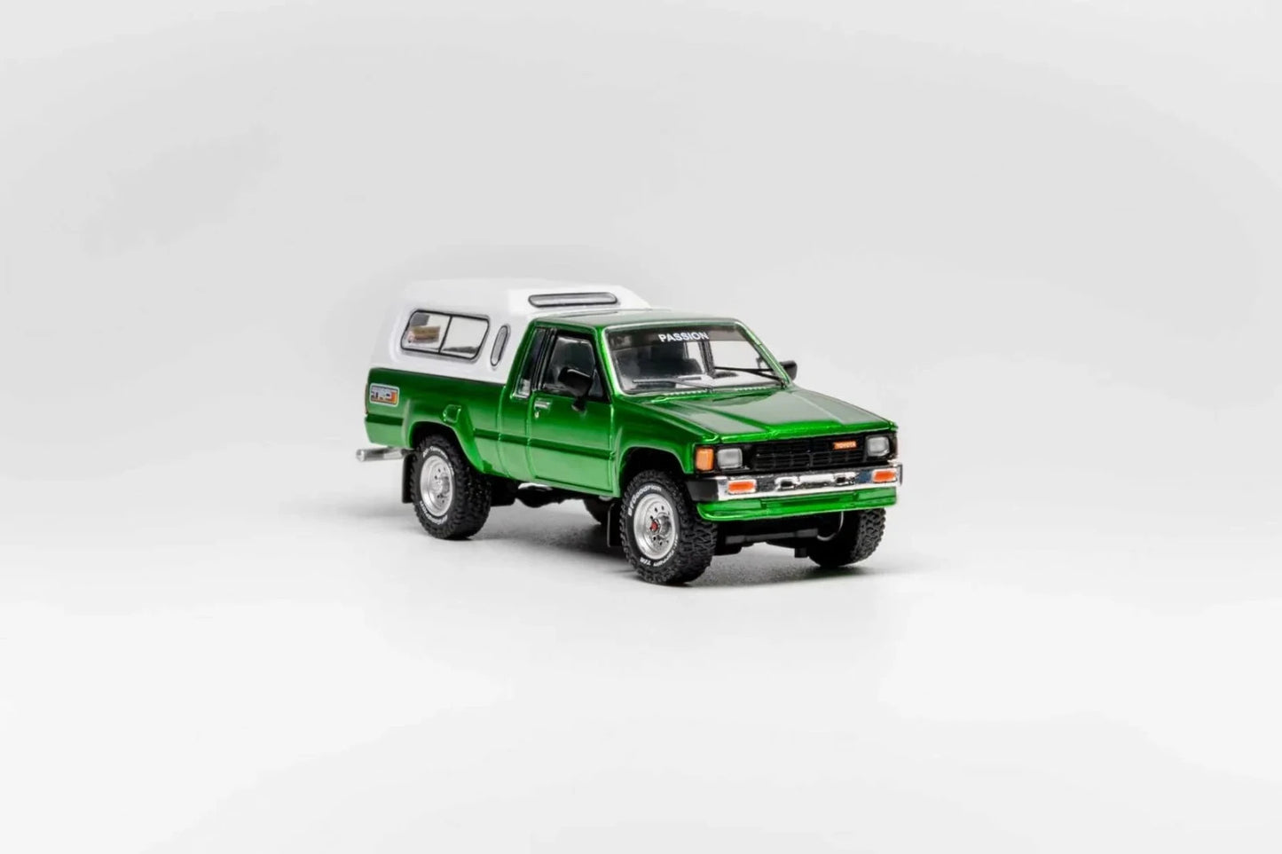 GCD 1:64 Toyota Hilux SR5 XTRA Cab 1985 (LHD) Green KS-087-643