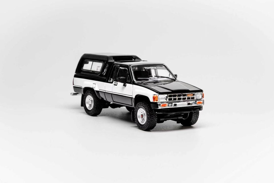 GCD 1:64 Toyota Hilux SR5 XTRA Cab 1985 (LHD) Black KS-087-642