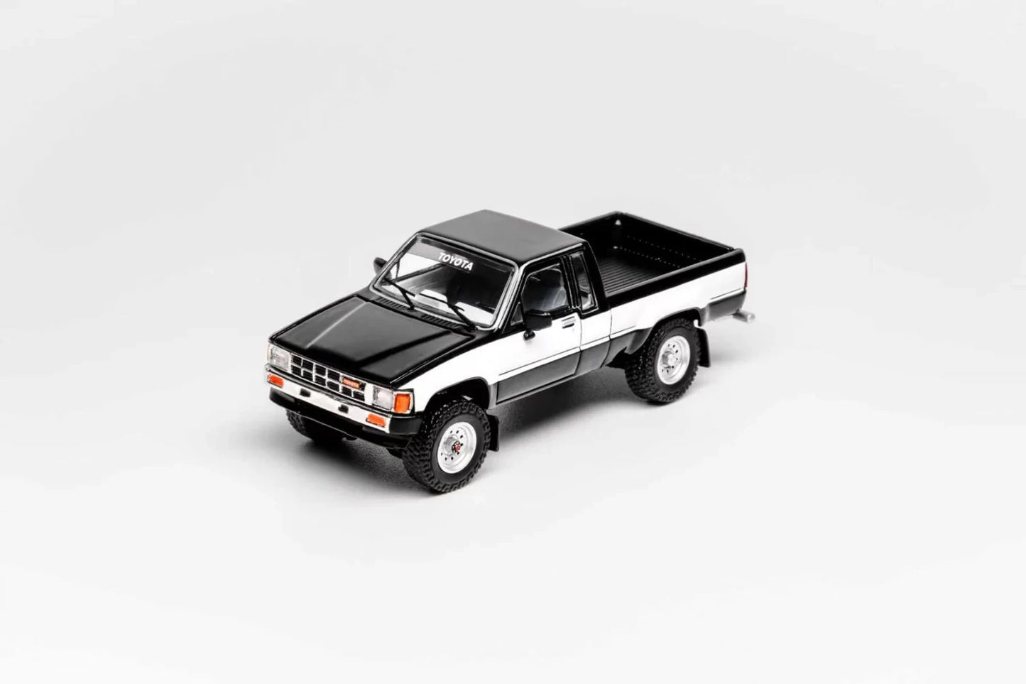 GCD 1:64 Toyota Hilux SR5 XTRA Cab 1985 (LHD) Black KS-087-642