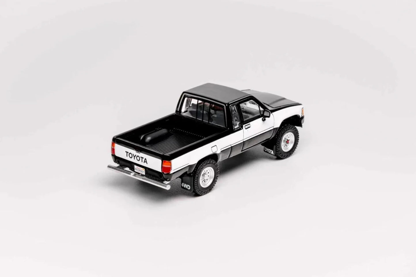 GCD 1:64 Toyota Hilux SR5 XTRA Cab 1985 (LHD) Black KS-087-642