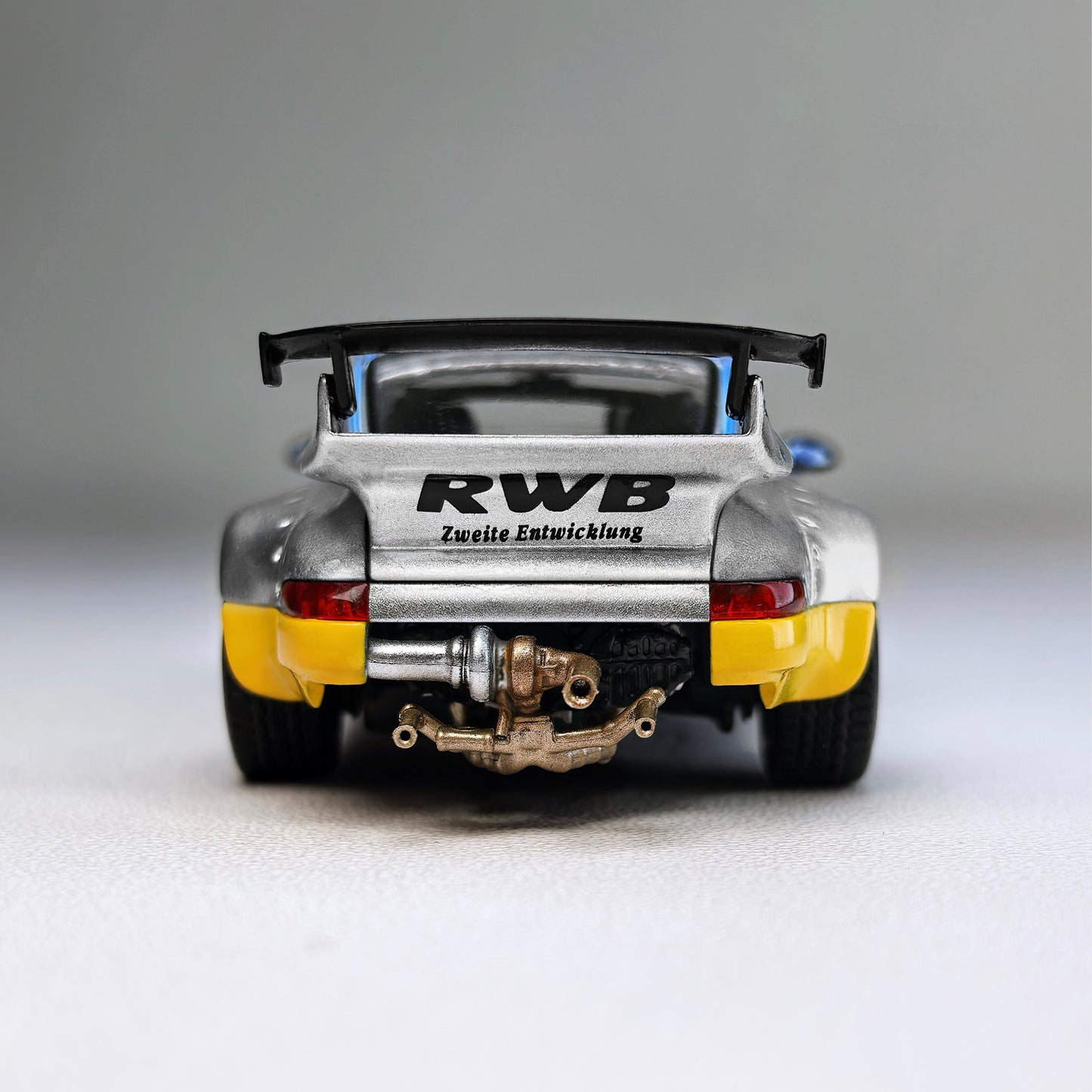 (PRE-ORDER) MODELMODEL 1:64 RWB 964 Ichiban Boshi #7 MM64-RWB964-002