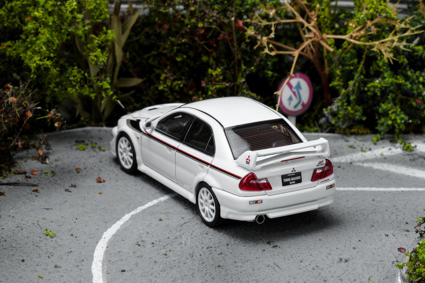 (PRE-ORDER) Motorhelix 1:64 Mitsubishi Lancer Evolution VI GSR T.M.E Scottish White with livery M64305