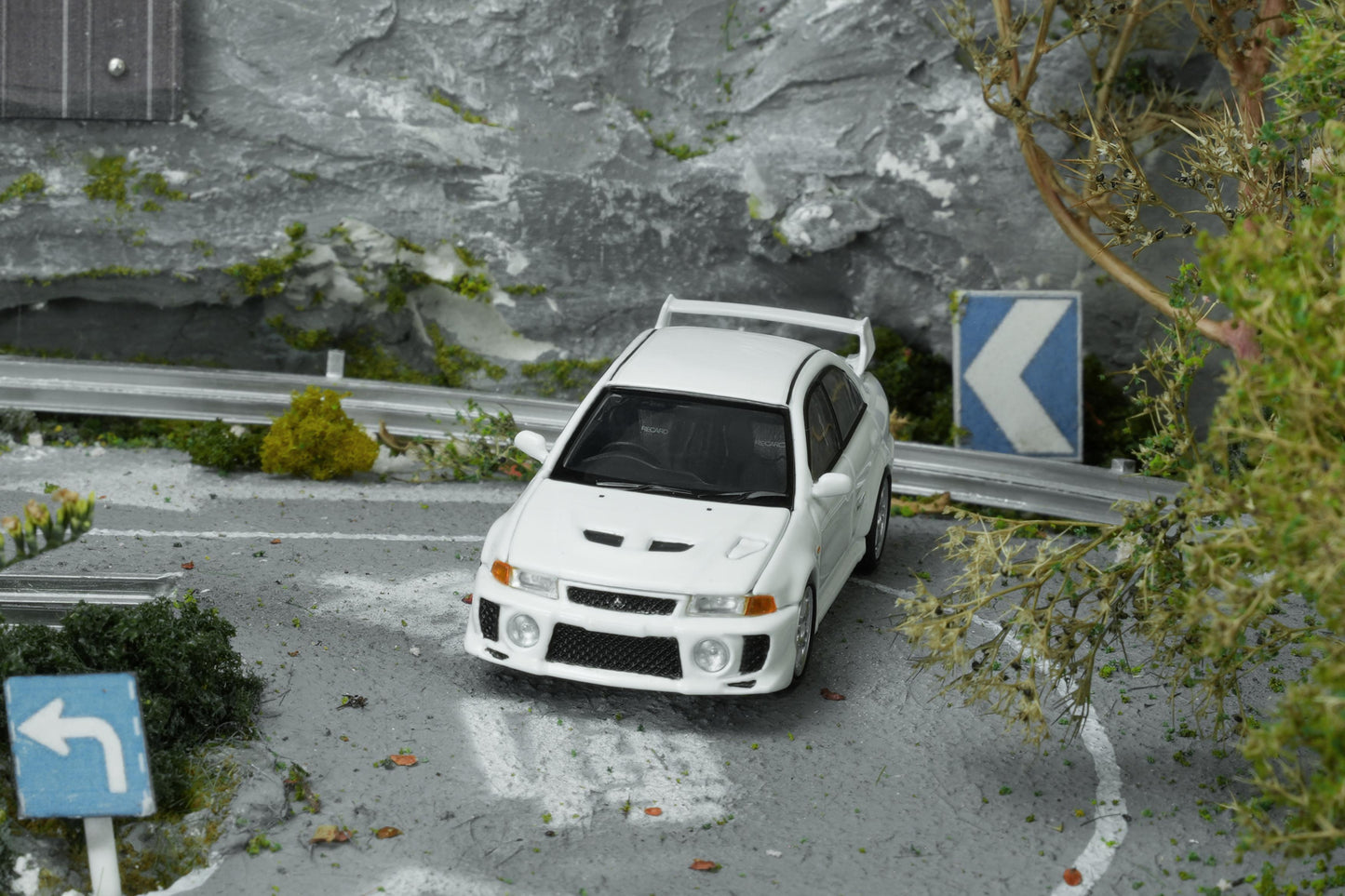 (PRE-ORDER) Motorhelix 1:64 Mitsubishi Lancer EVOLUTION V GSR Scottish White M64103