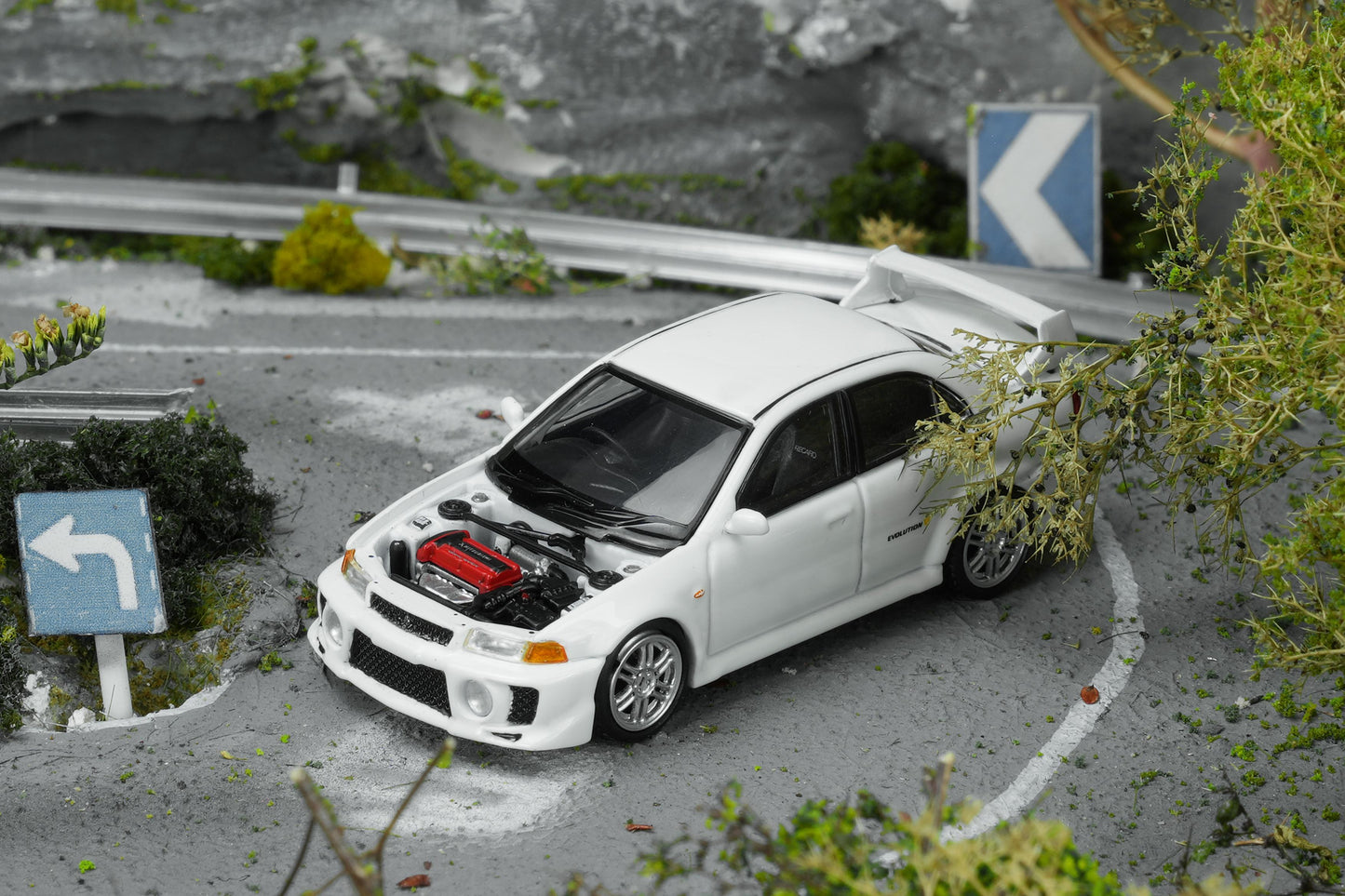 (PRE-ORDER) Motorhelix 1:64 Mitsubishi Lancer EVOLUTION V GSR Scottish White M64103