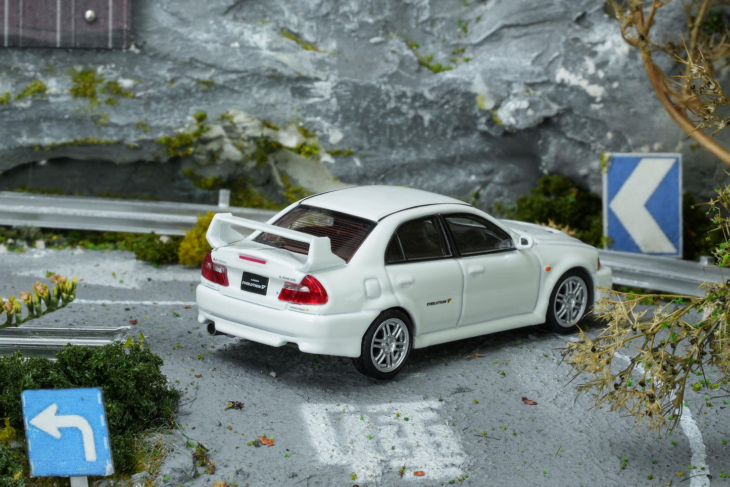 (PRE-ORDER) Motorhelix 1:64 Mitsubishi Lancer EVOLUTION V GSR Scottish White M64103