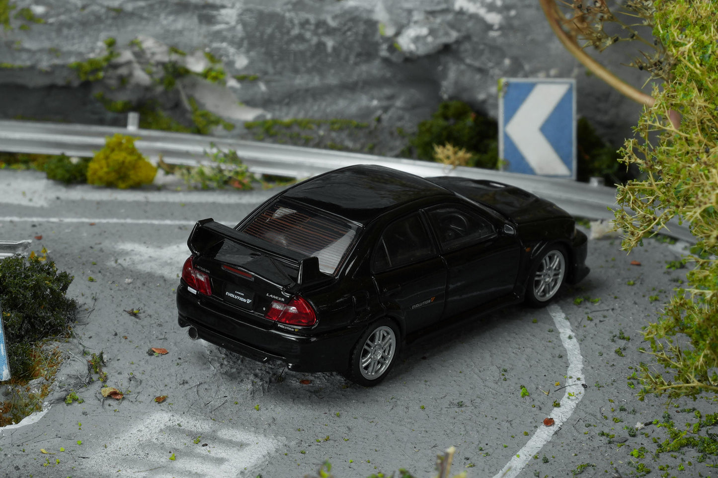 (PRE-ORDER) Motorhelix 1:64 Mitsubishi Lancer EVOLUTION V GSR Pyrenean Pearl Black M64101